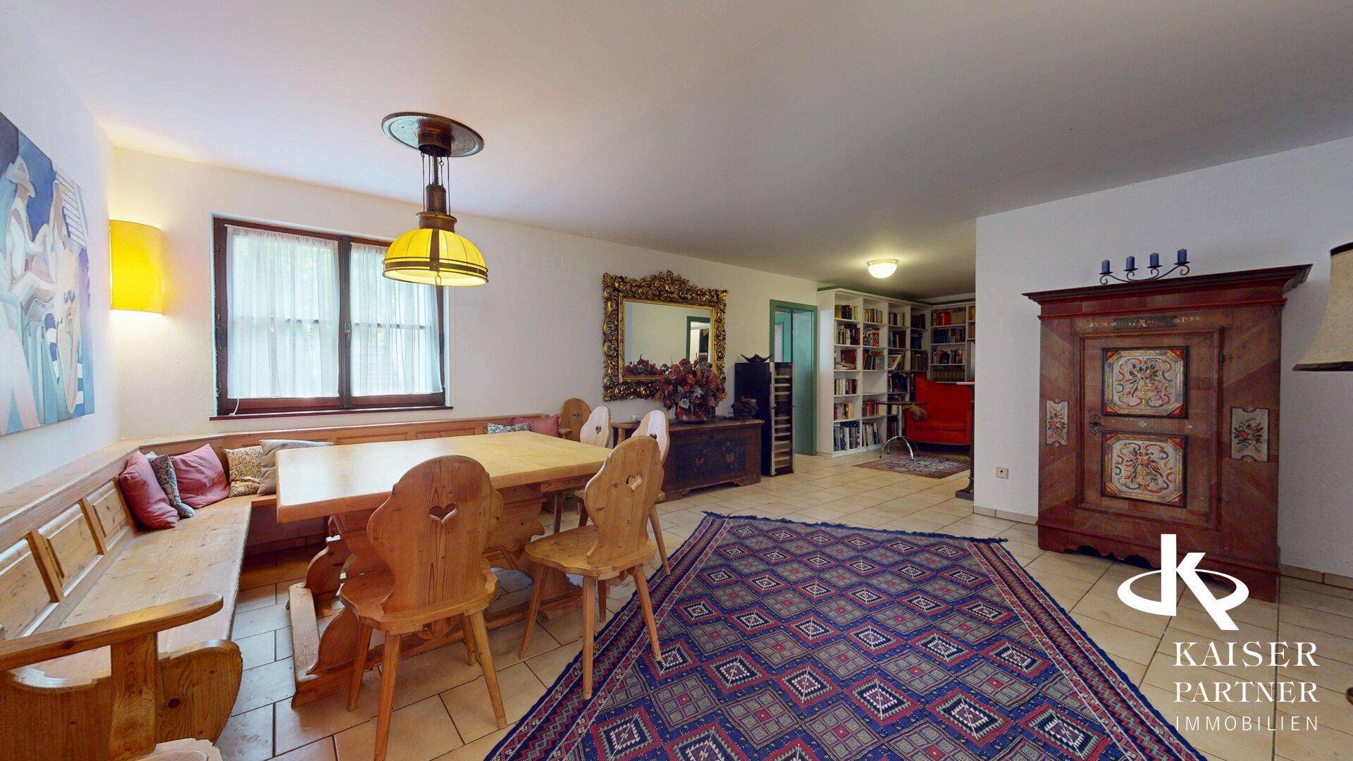 Rustikaler Essbereich mit Holztisch, Eckbank und traditionellem Schrank.