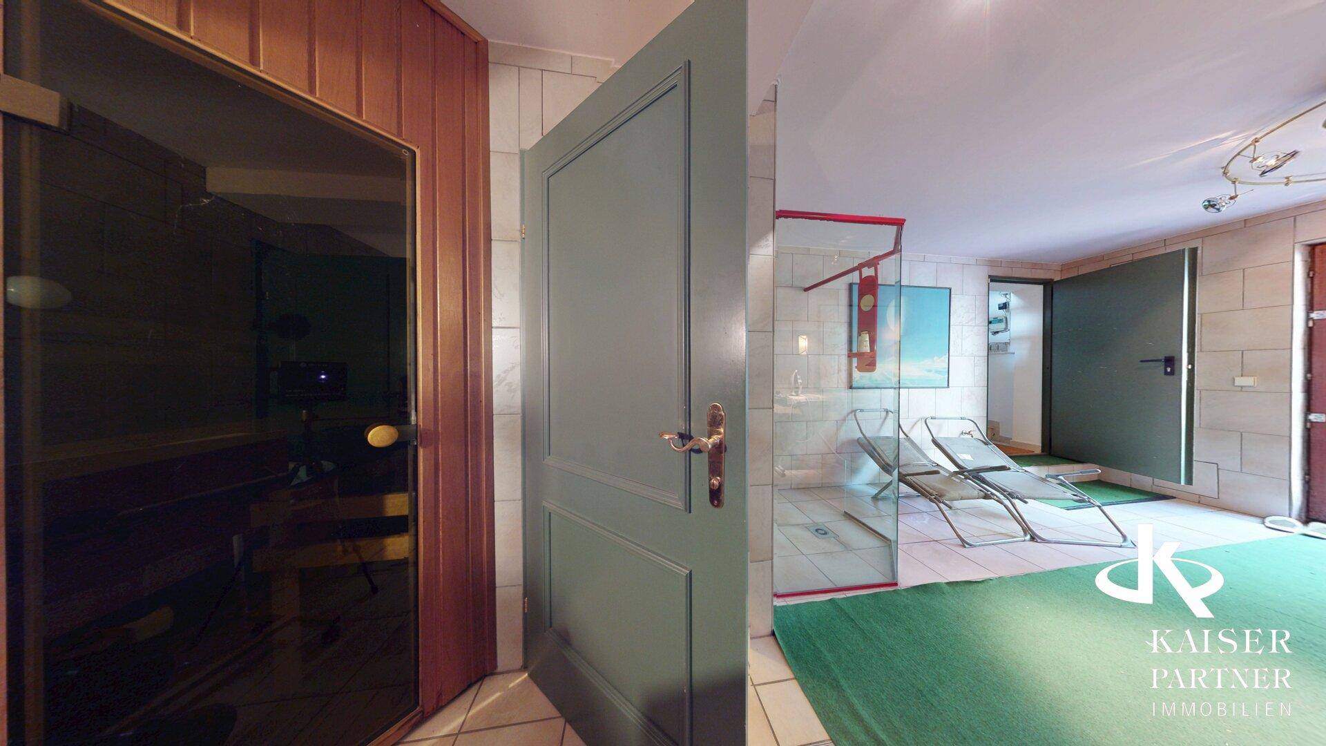 Entspannungsbereich mit Sauna, Dusche und Liegestühlen für Wellness-Momente.
