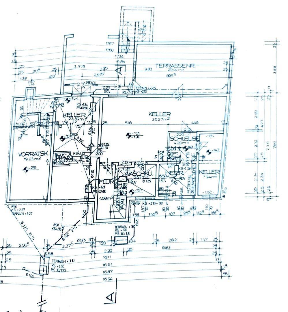Grundriss des Kellergeschosses mit Vorratsräumen, Waschküche und weiteren Kellerräumen.