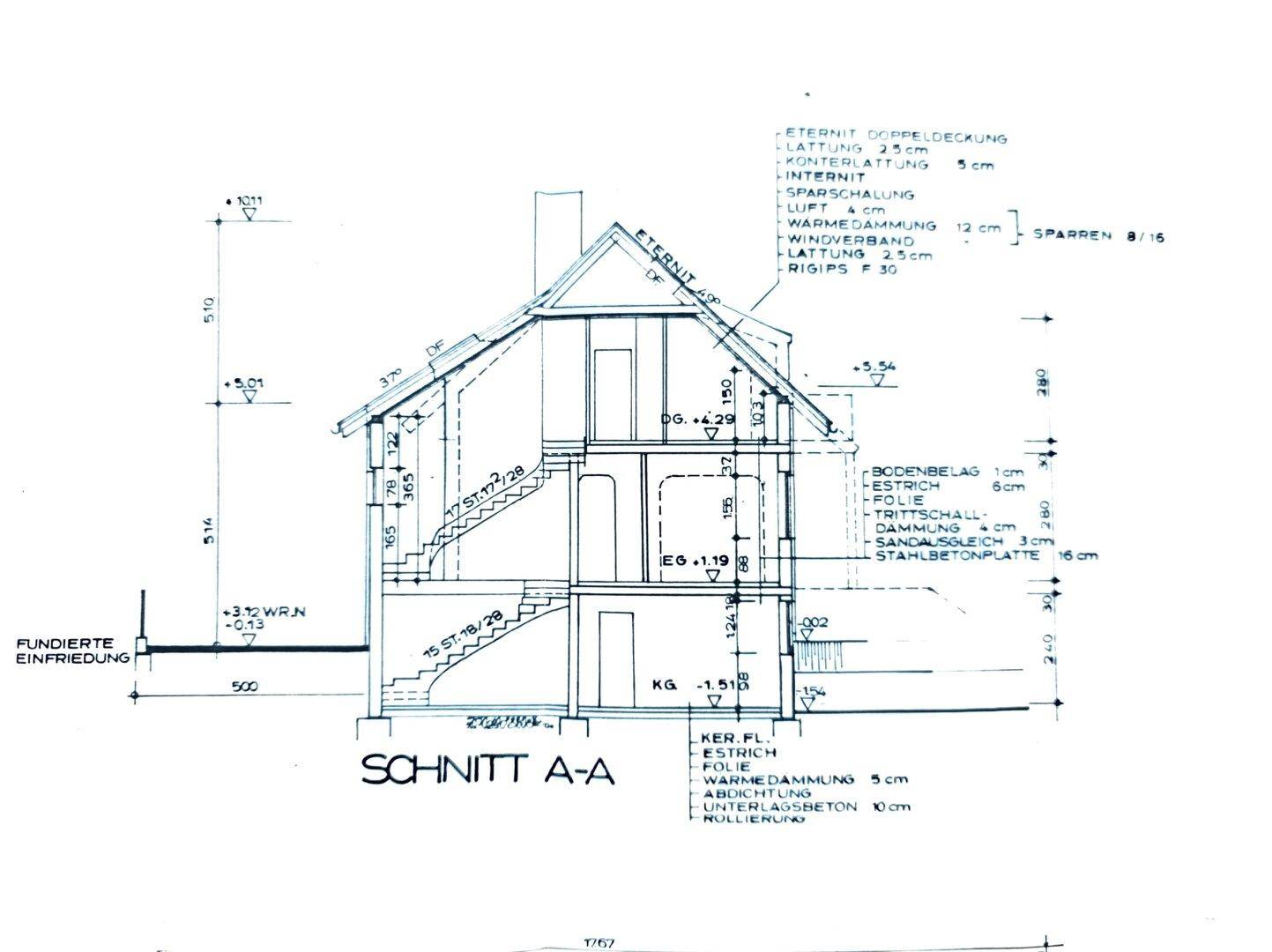 Architektonischer Schnitt durch das Gebäude zeigt die verschiedenen Stockwerke und Dachkonstruktion.