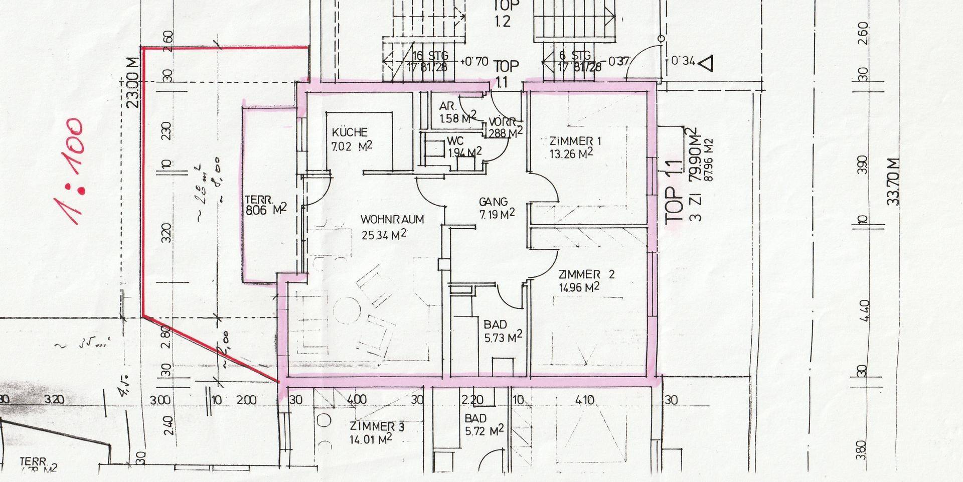 Grundrissplan einer Wohnung mit drei Schlafzimmern, zwei Bädern, separatem WC und zwei Terrassen.