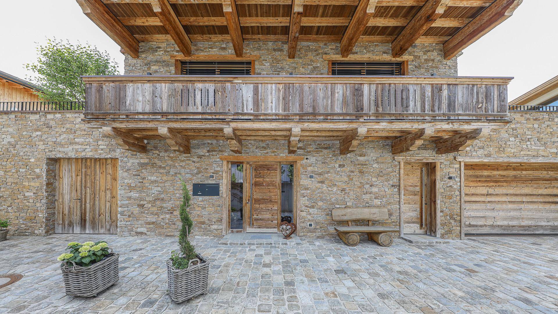 KITZIMMO-Luxuschalet mit Kaiserblick in unmittelbar am Skilift kaufen - Immobilien Going.