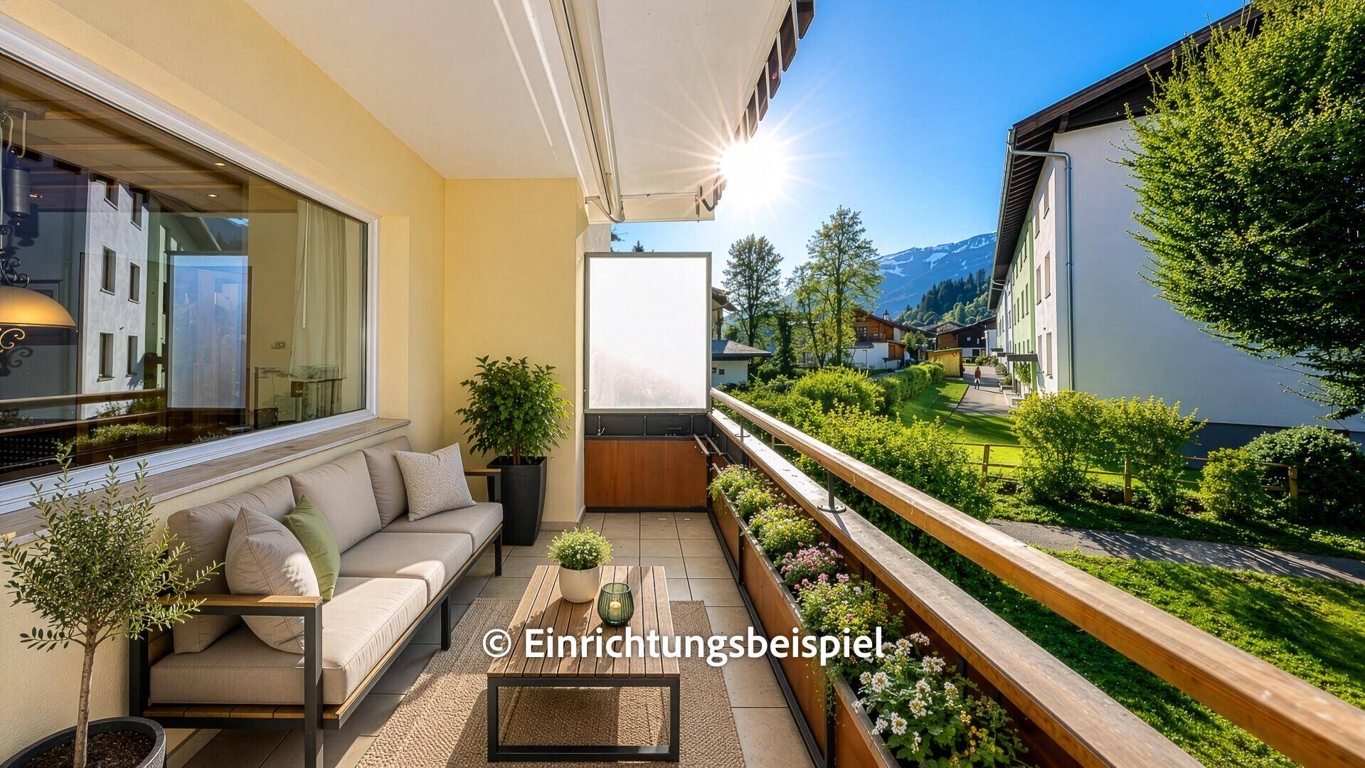 Möblierter Sonnenbalkon mit Fliesenboden, Sitzgelegenheiten und Panoramablick auf die Berge.
