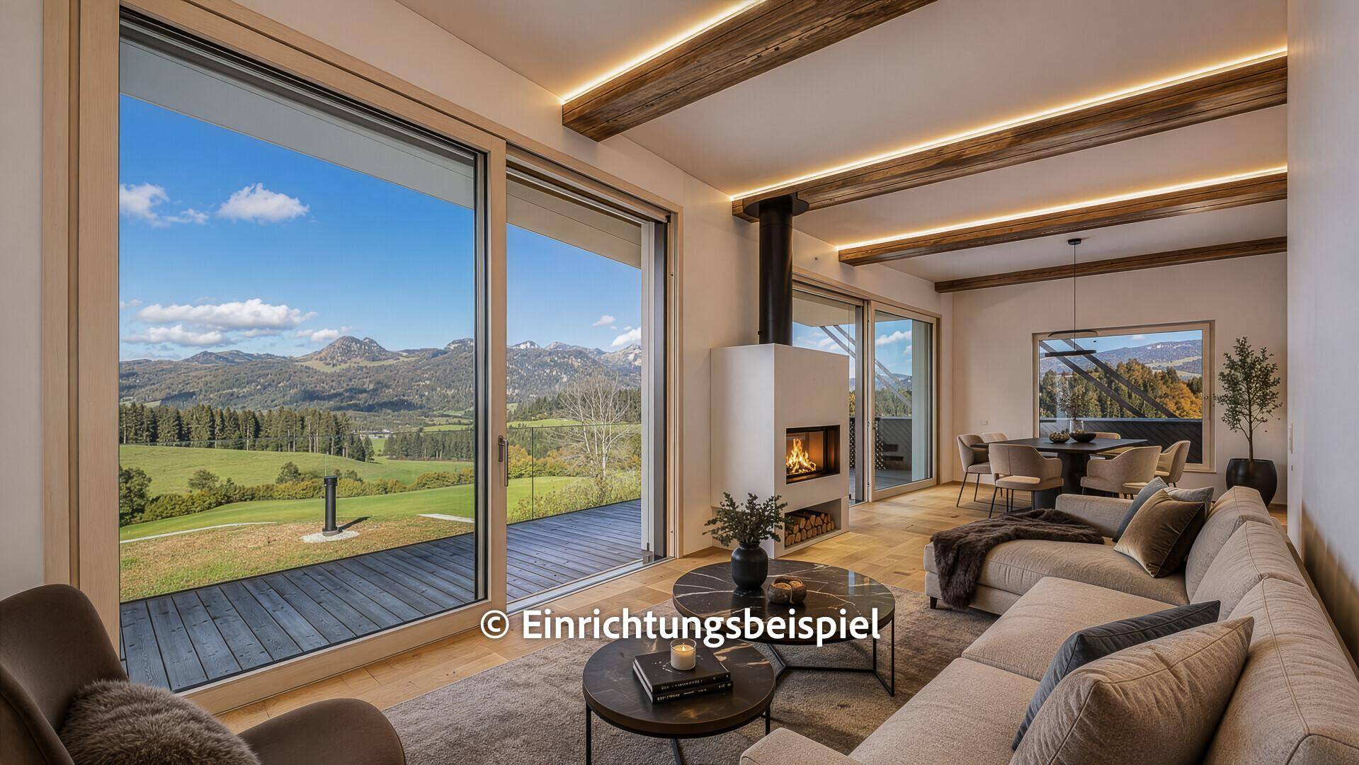 Moderner Wohn-Essbereich mit Holzbalken, Kamin und Panoramafenstern zur Bergwelt.
