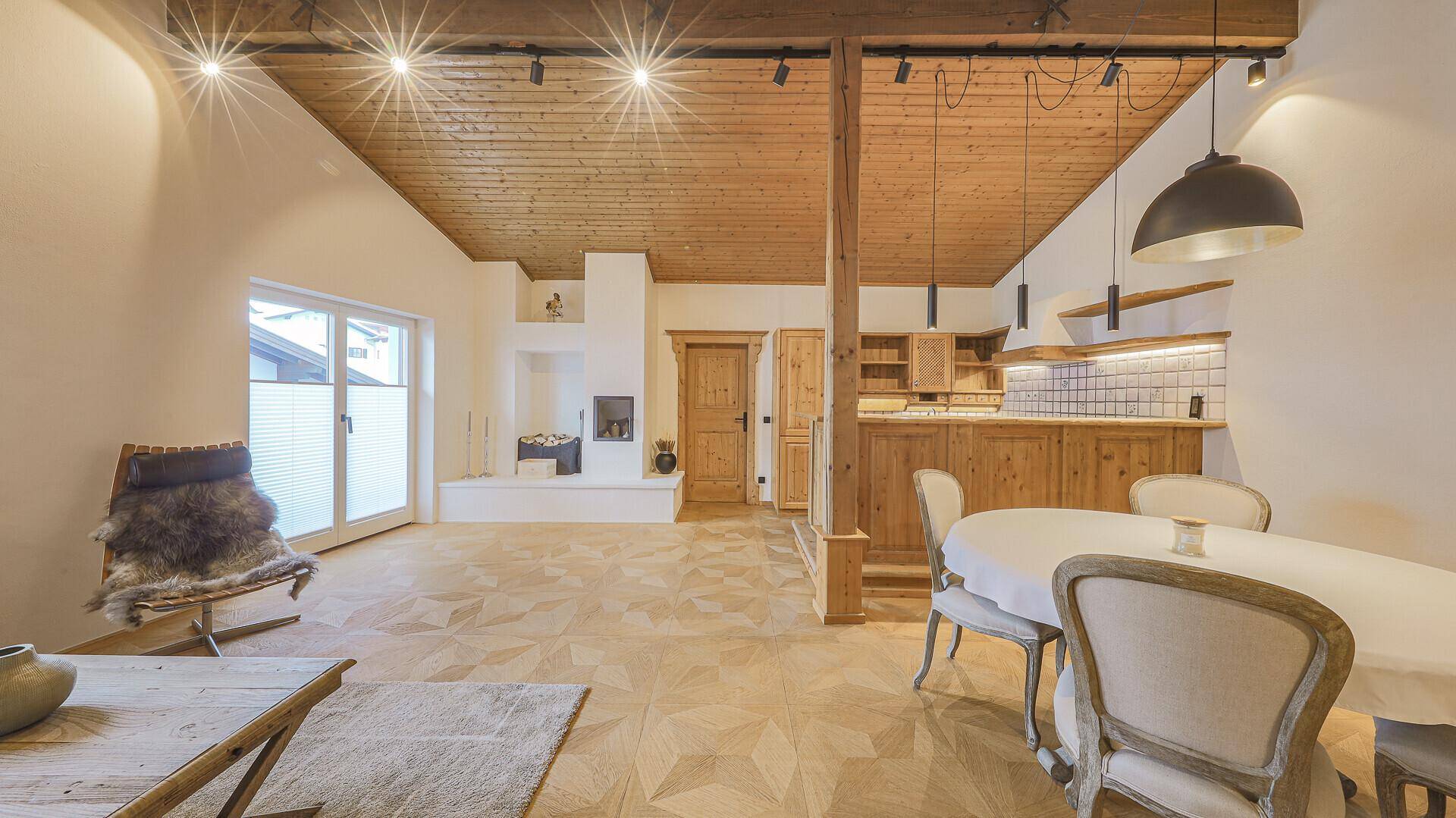 KITZIMMO-Dachgeschosswohnung mit Lift und Tiefgarage im Zentrum - Immobilien Kitzbühel.