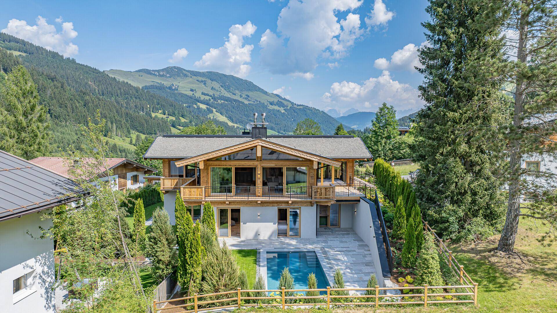 Luxuriöses Chalet mit privatem Pool und atemberaubendem Bergblick in idyllischer Alpenlandschaft.