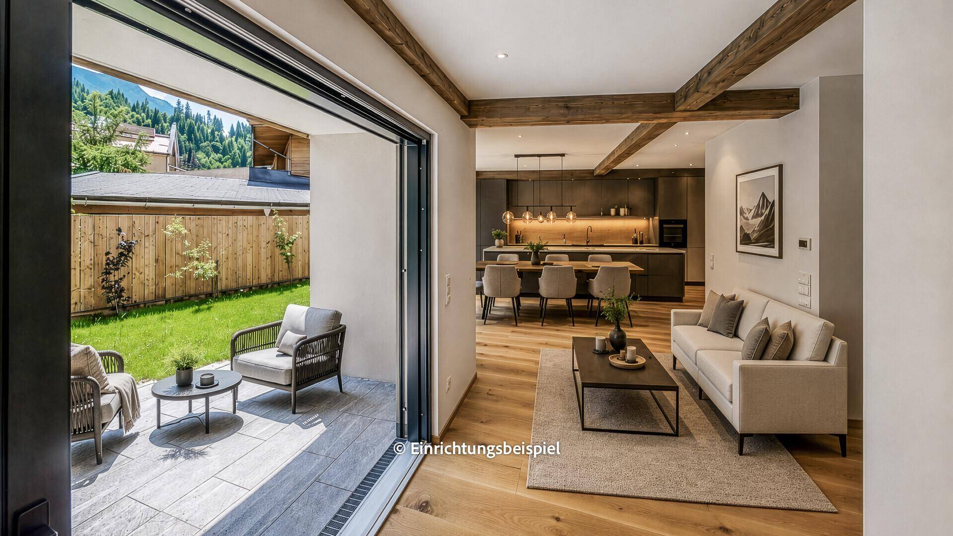 Gemütliches Wohnzimmer mit Zugang zu einer möblierten Terrasse und dem grünen Garten.