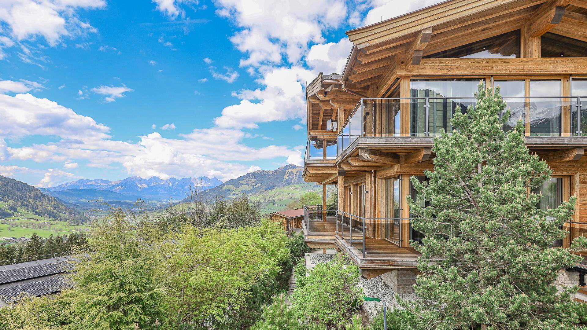 KITZIMMO-Luxusvilla in prominenter Toplage kaufen - Immobilien Aurach bei Kitzbühel.