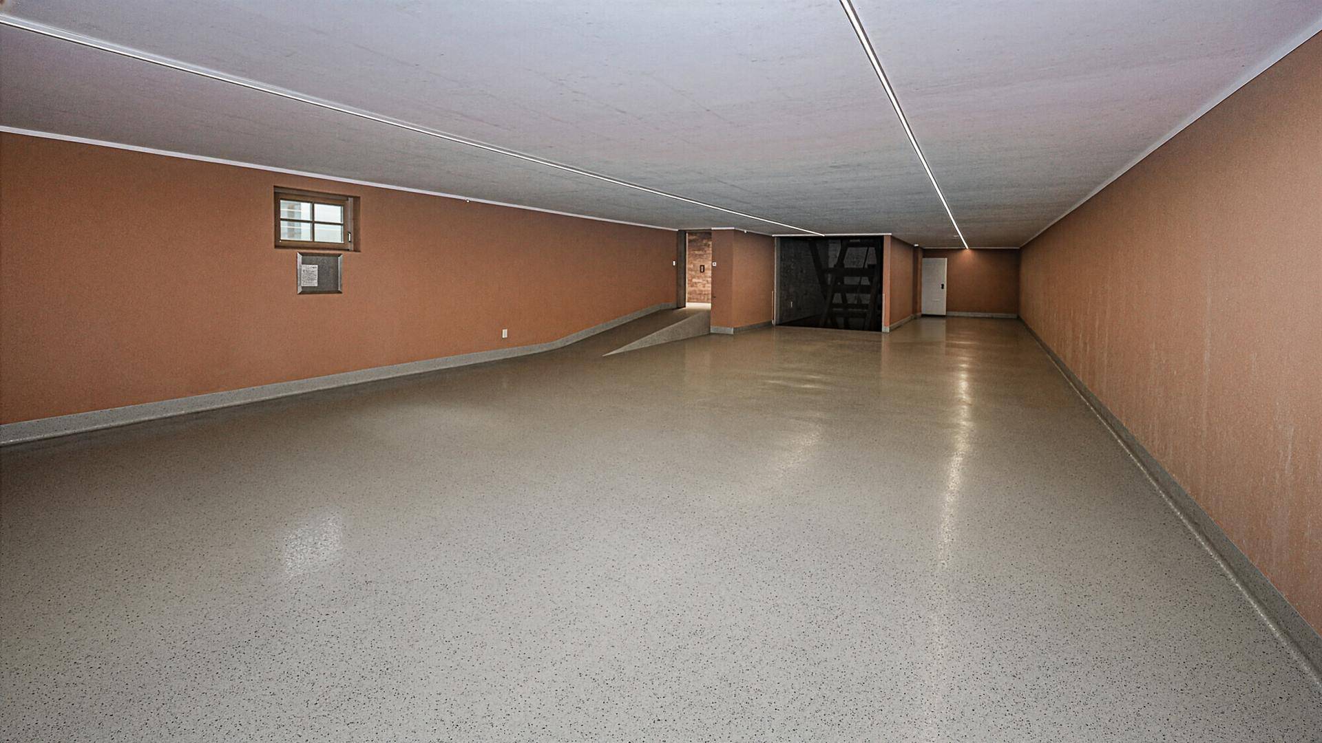 Geräumige Tiefgarage mit Rampe und ausreichend Platz für mehrere Fahrzeuge.