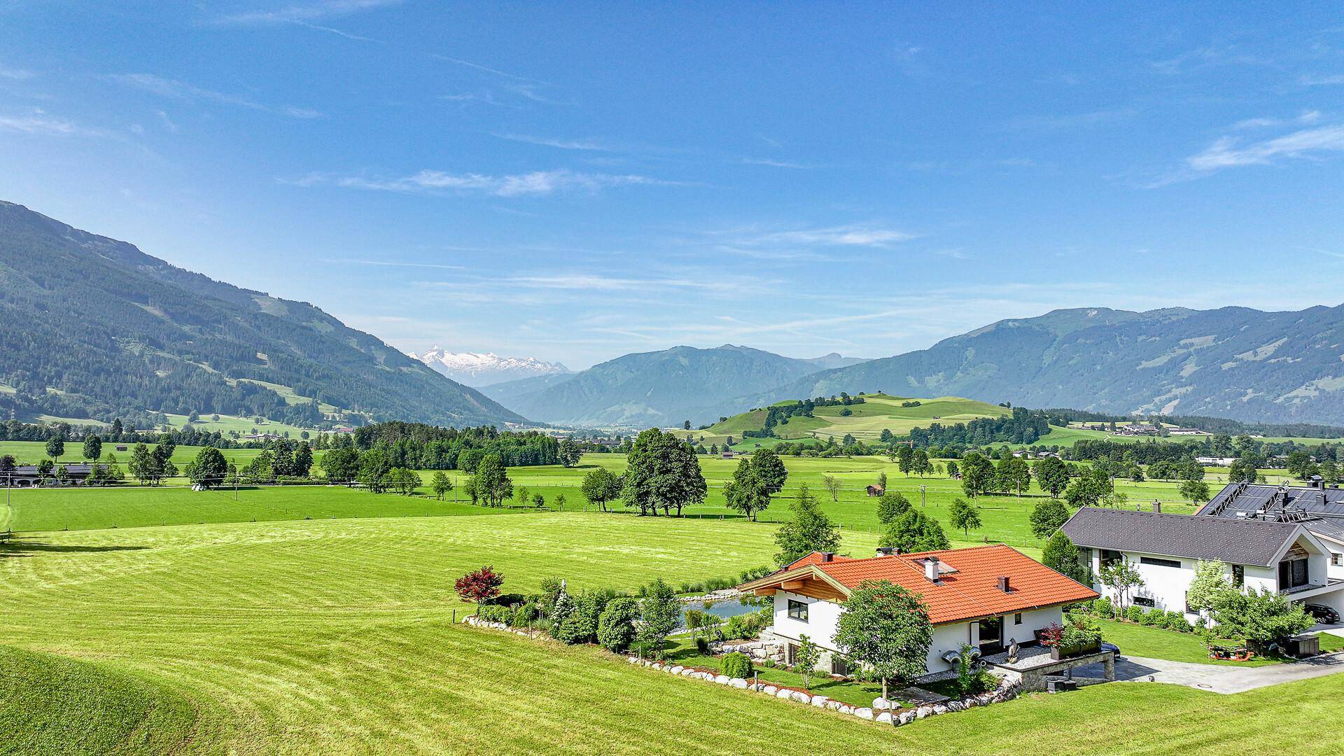 KITZIMMO-Exklusive Villa mit Schwimmteich in Toplage kaufen - Immobilien Saalfelden Salzburg.