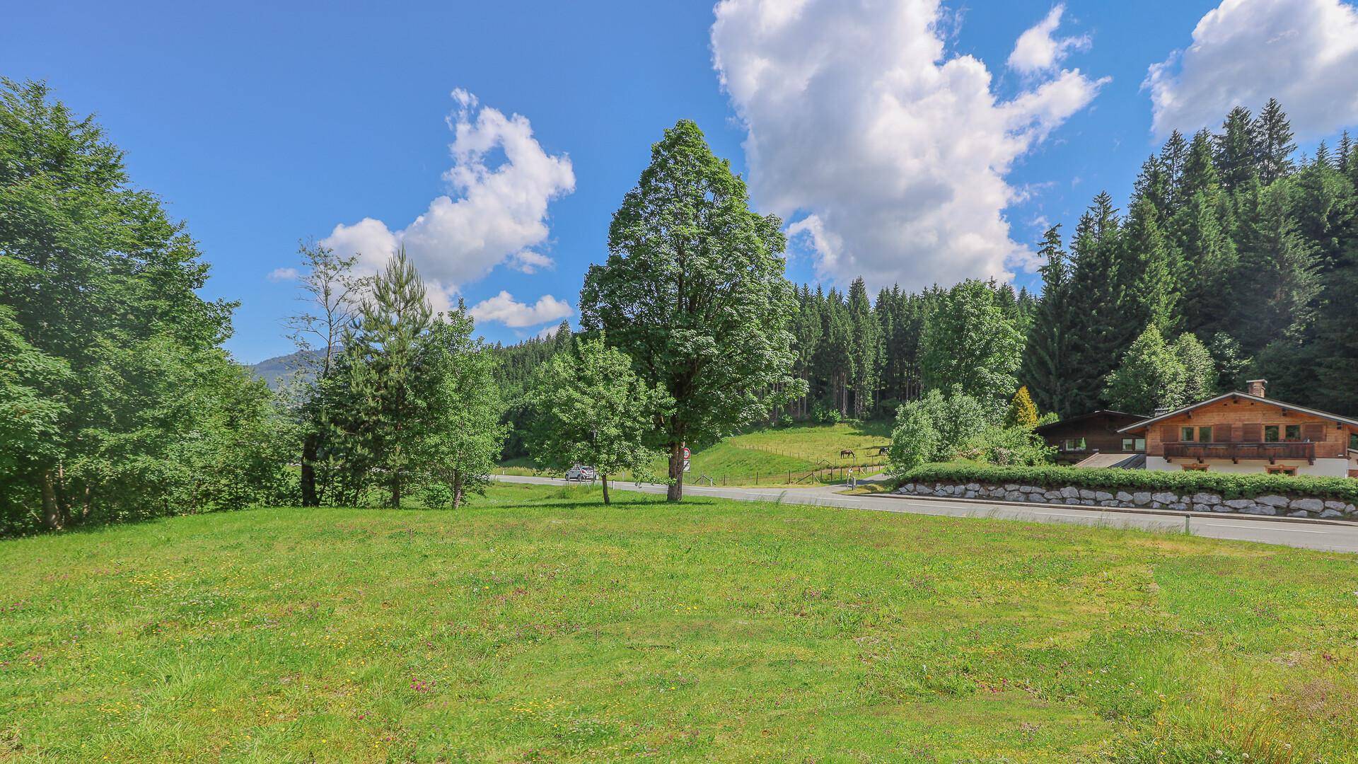 KITZIMMO-Baugrundstück mit Baugenehmigung in Aurach bei Kitzbühel.