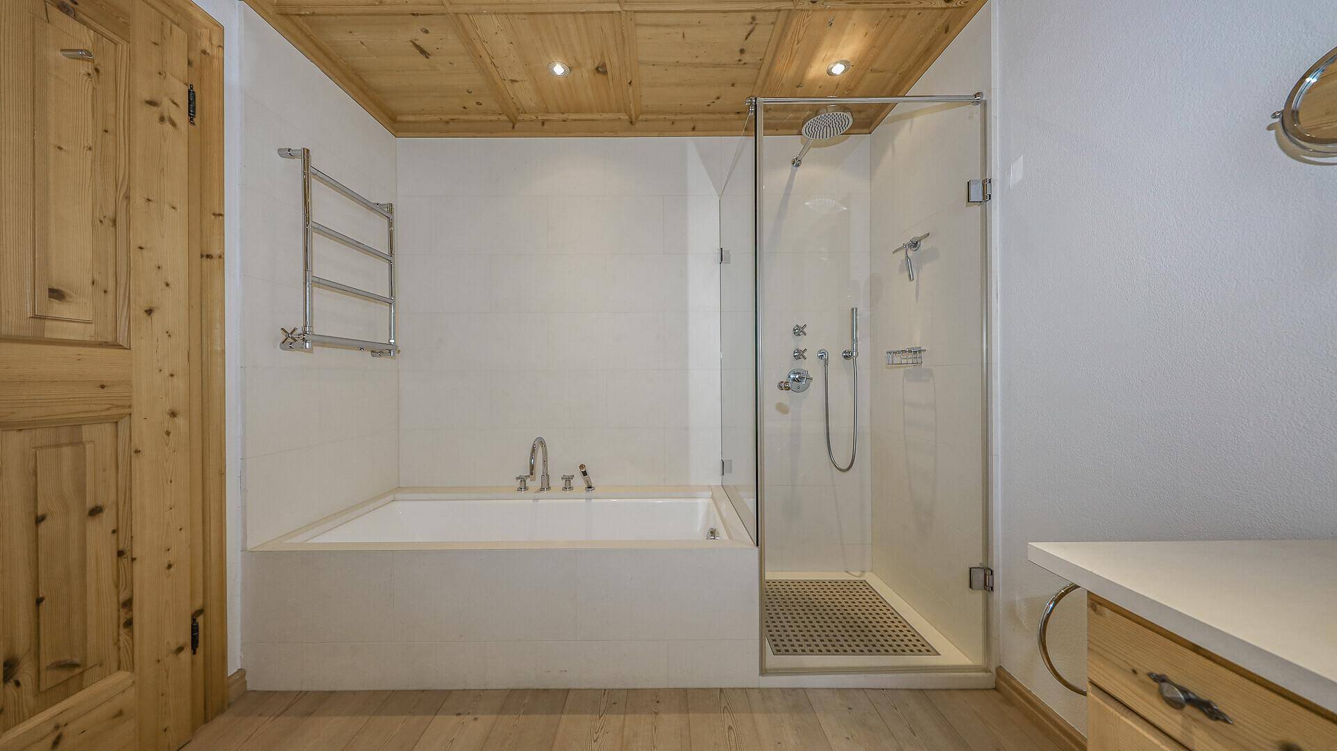 Modernes Badezimmer mit integrierter Badewanne und ebenerdiger Dusche.