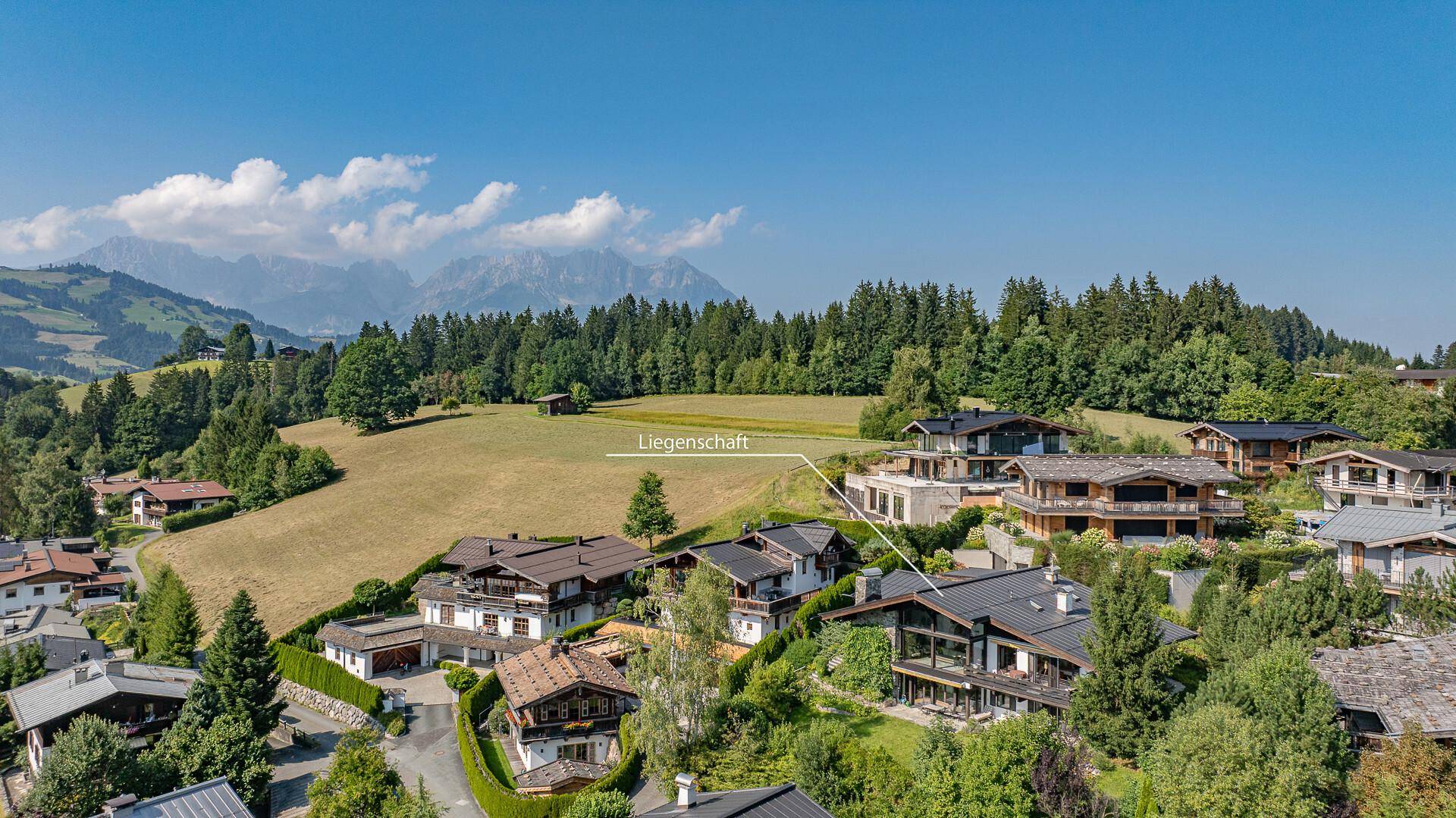 Luftaufnahme des Anwesens in einer malerischen Berglandschaft mit umliegenden Häusern.