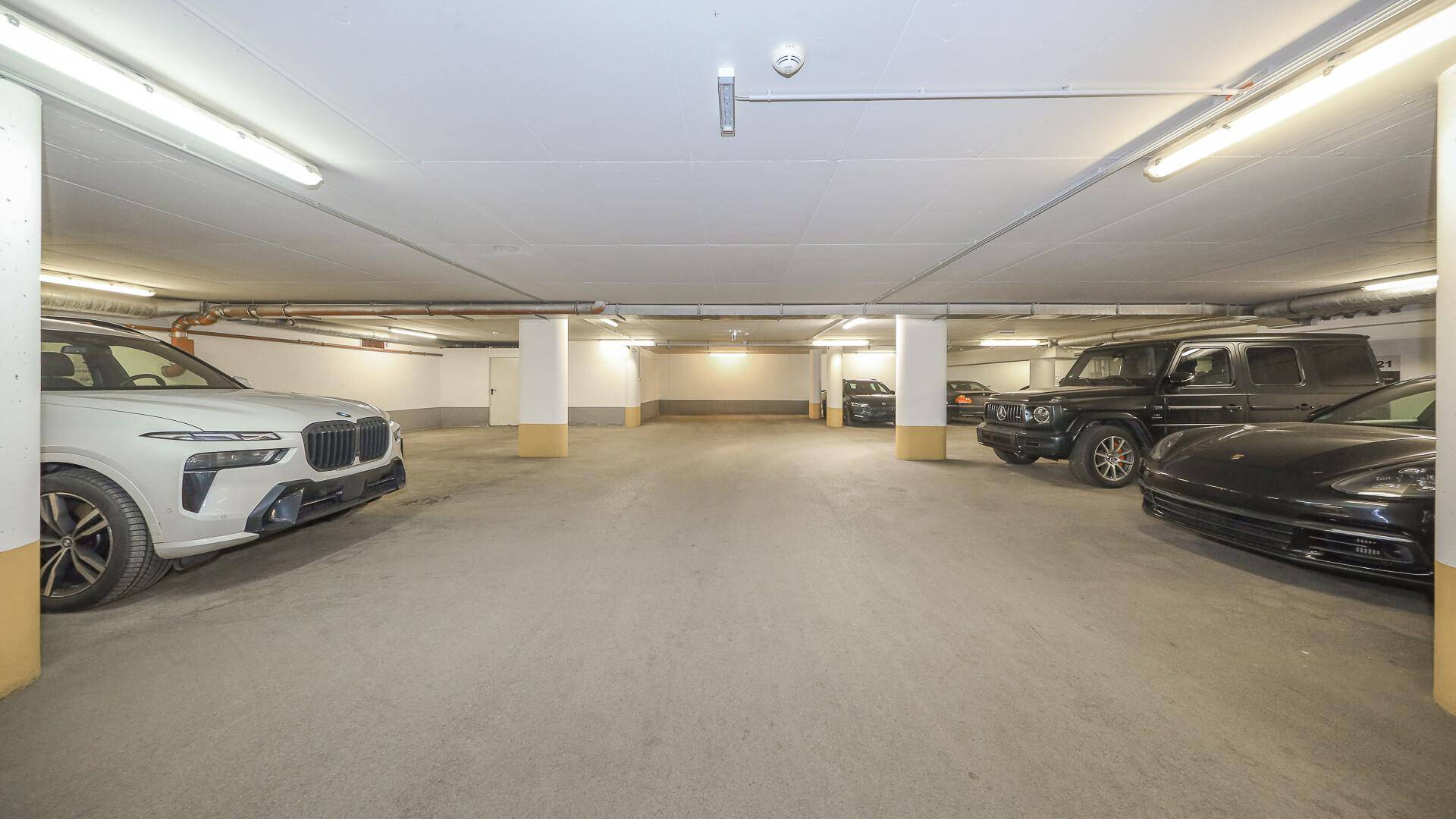 Geräumige Tiefgarage mit mehreren Stellplätzen und guter Beleuchtung.