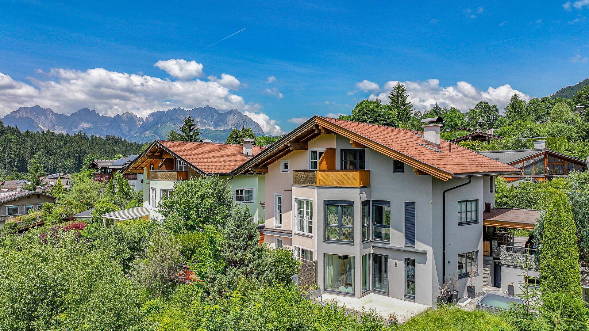 Malerisches Anwesen mit traditioneller Architektur und weitem Blick auf die majestätische Bergwelt.