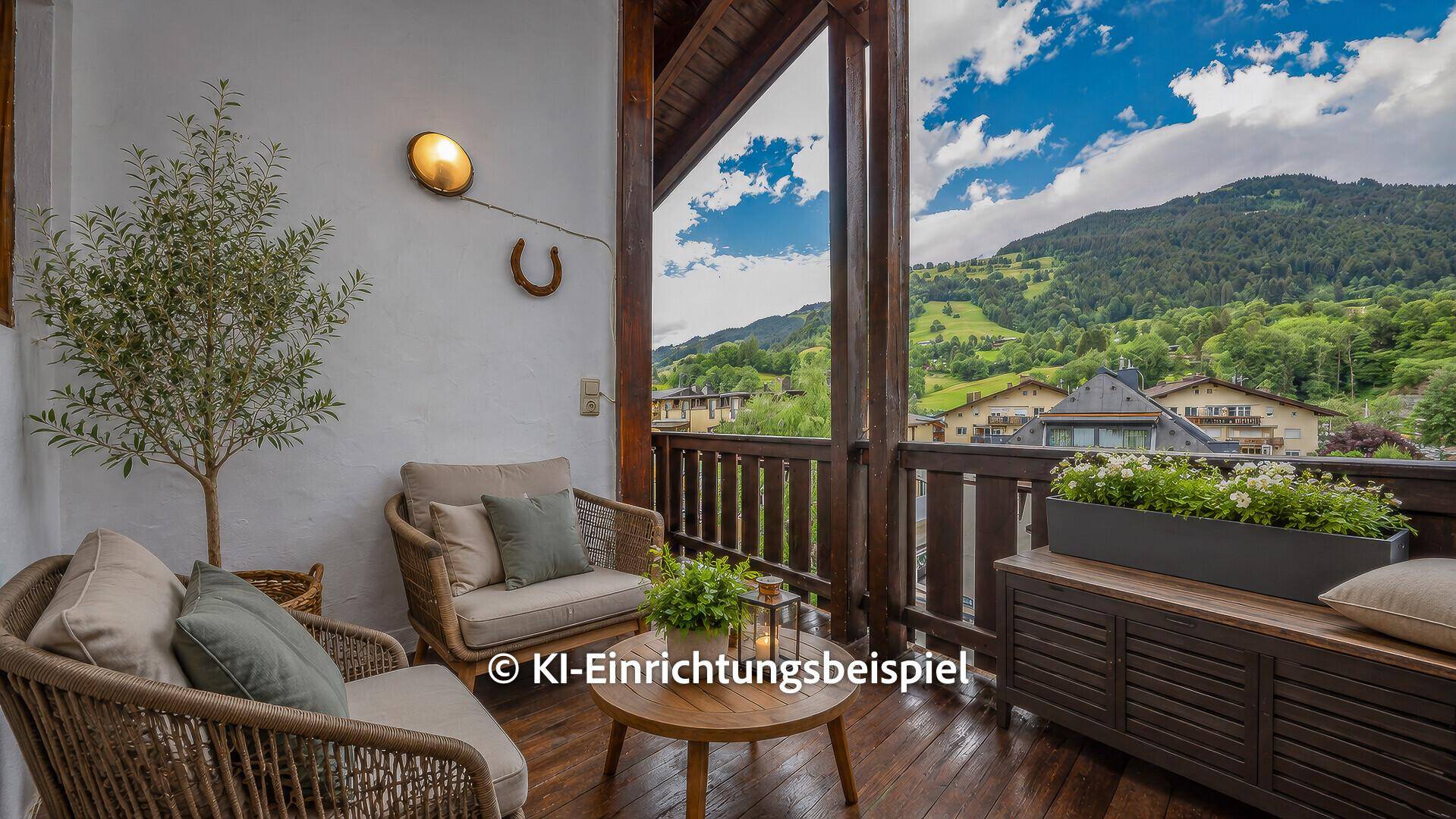 Gemütlicher Balkon mit Sitzgelegenheiten, Pflanzen und weitem Blick auf die Berge.