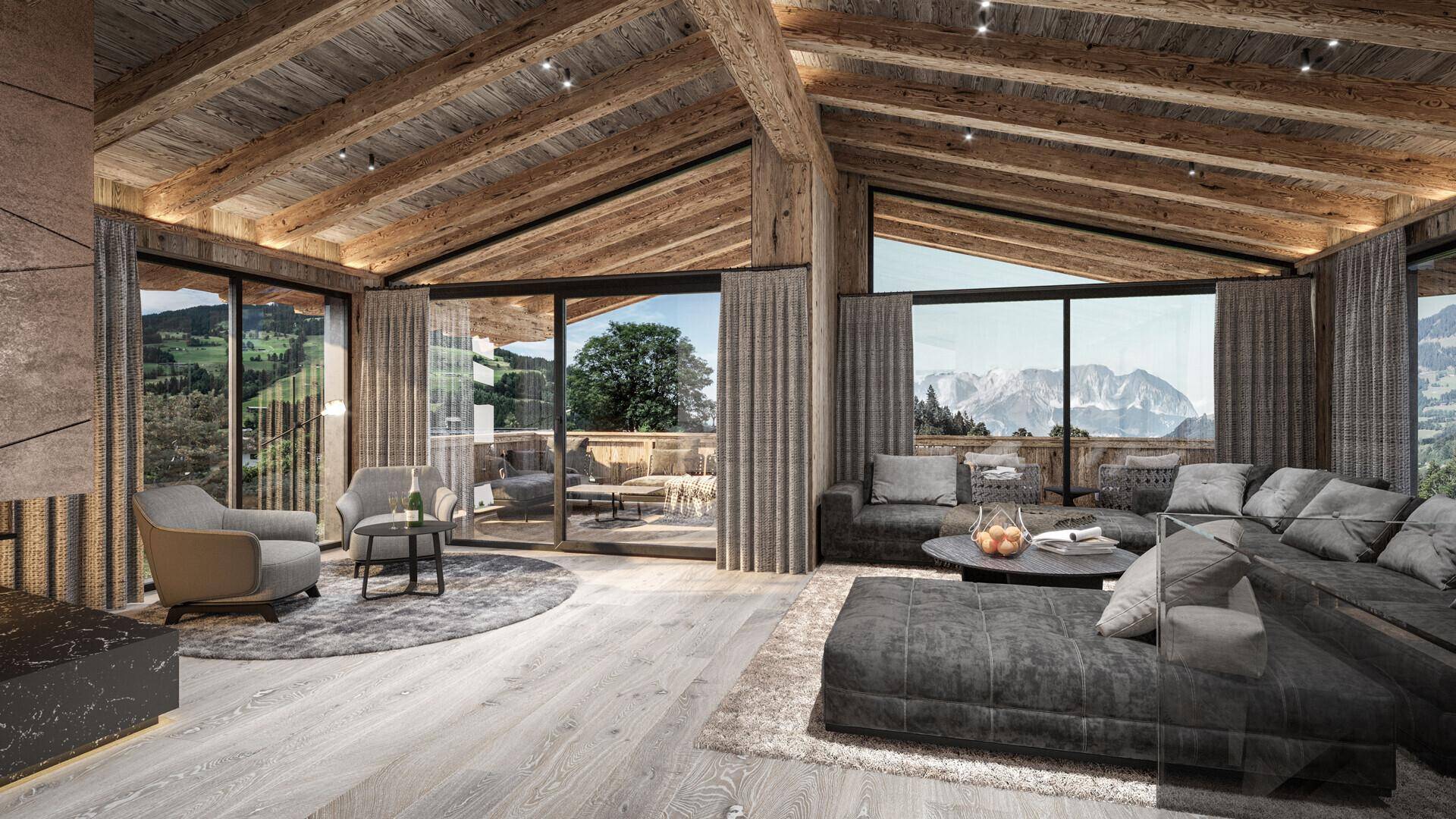 Geräumiges Wohnzimmer mit Holzbalkendecke, großen Fensterfronten und Panoramablick auf die Berge.