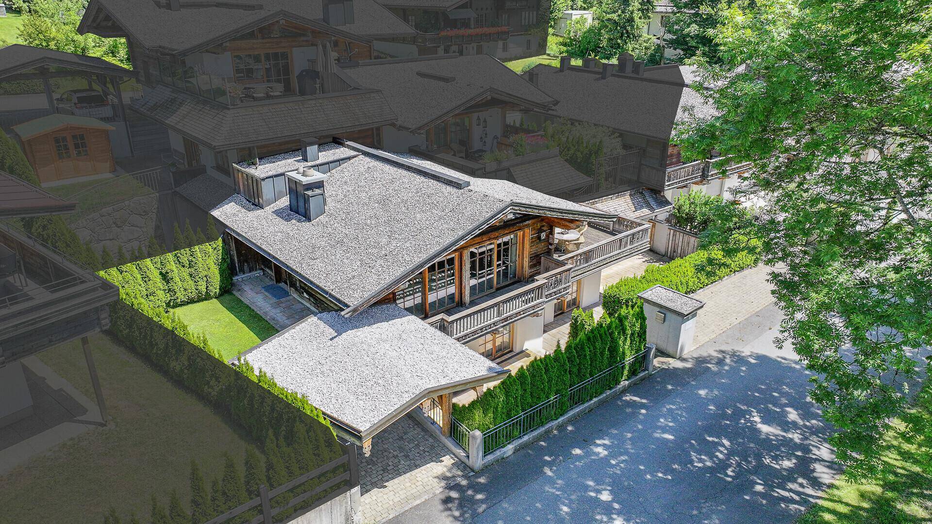 Luftaufnahme des luxuriösen Chalets mit gepflegtem Garten und umliegender Natur.