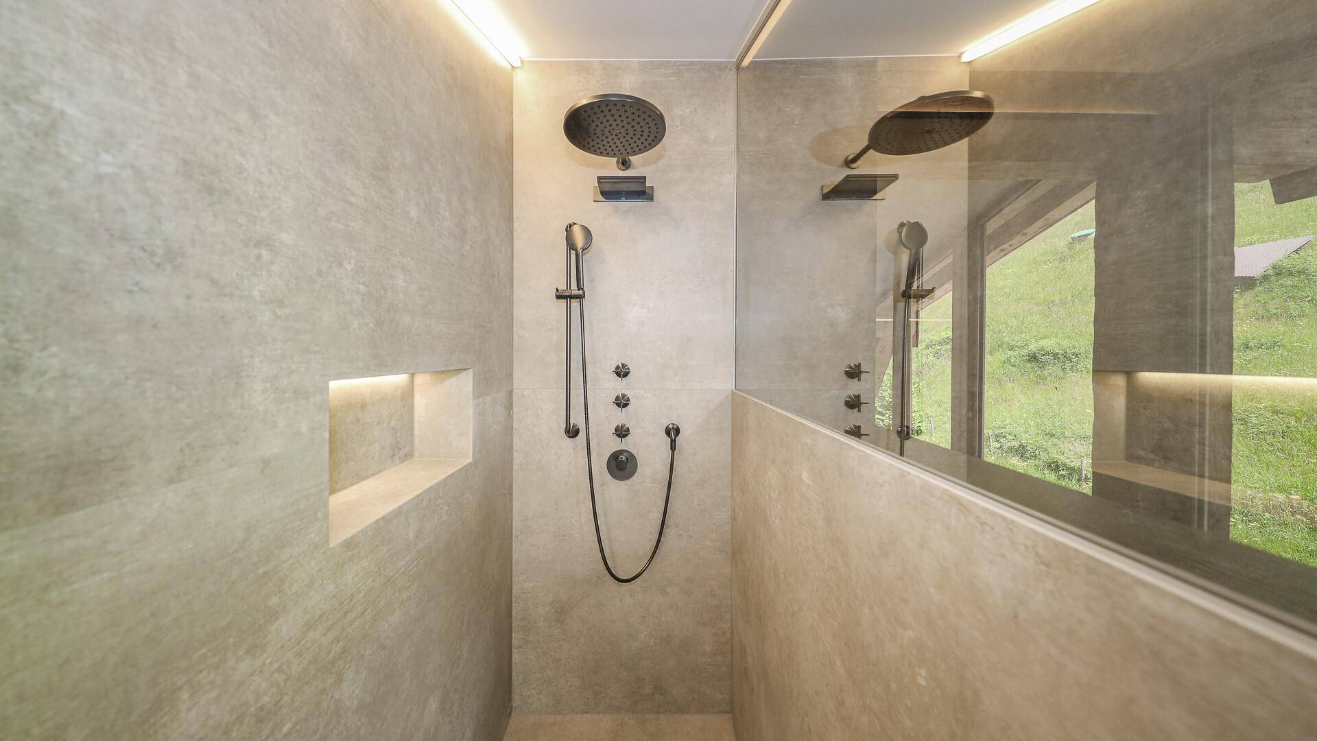 Geräumige begehbare Dusche mit Regenduschkopf und modernen Armaturen.