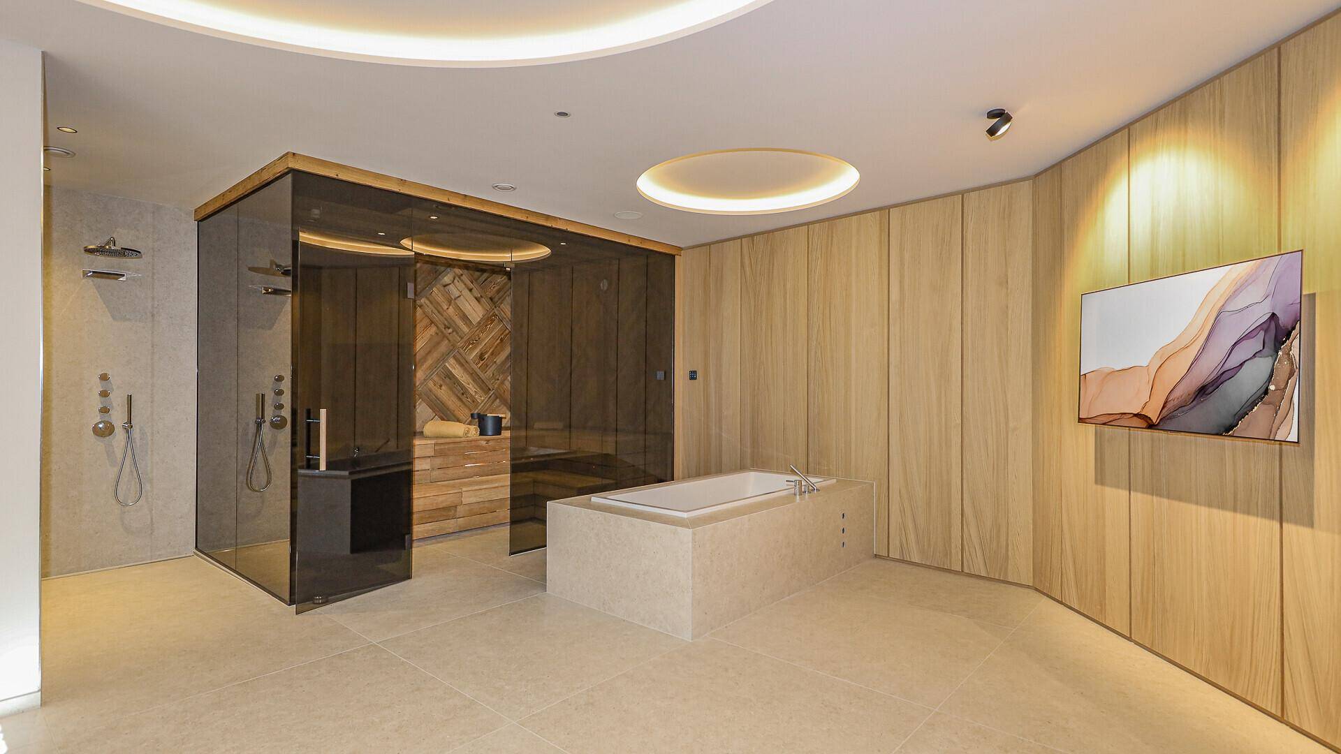 Moderner Wellnessbereich mit Sauna, Whirlpool und Dusche, perfekt für Erholung nach einem langen Tag.