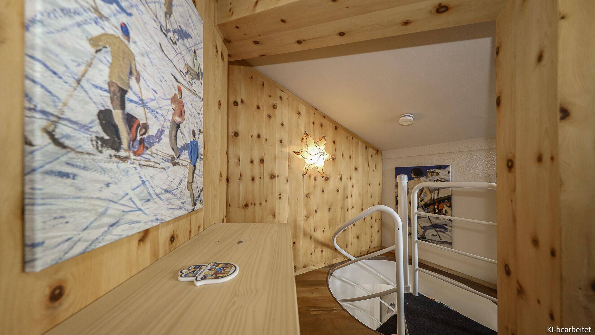 Flur oder Treppenaufgang mit Holzwänden und Skibildern.