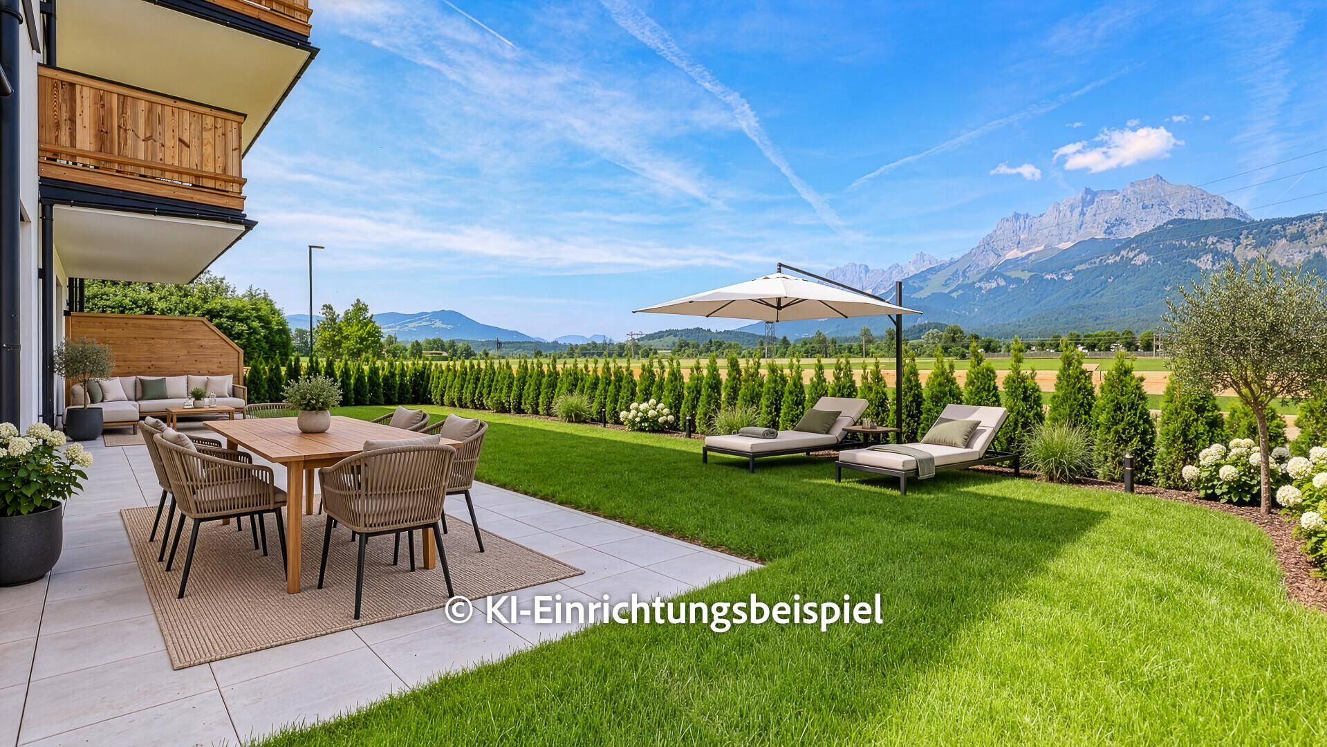 Möblierte Terrasse mit Sonnenschirm und Liegestühlen, umgeben von Rasen und Bergblick.