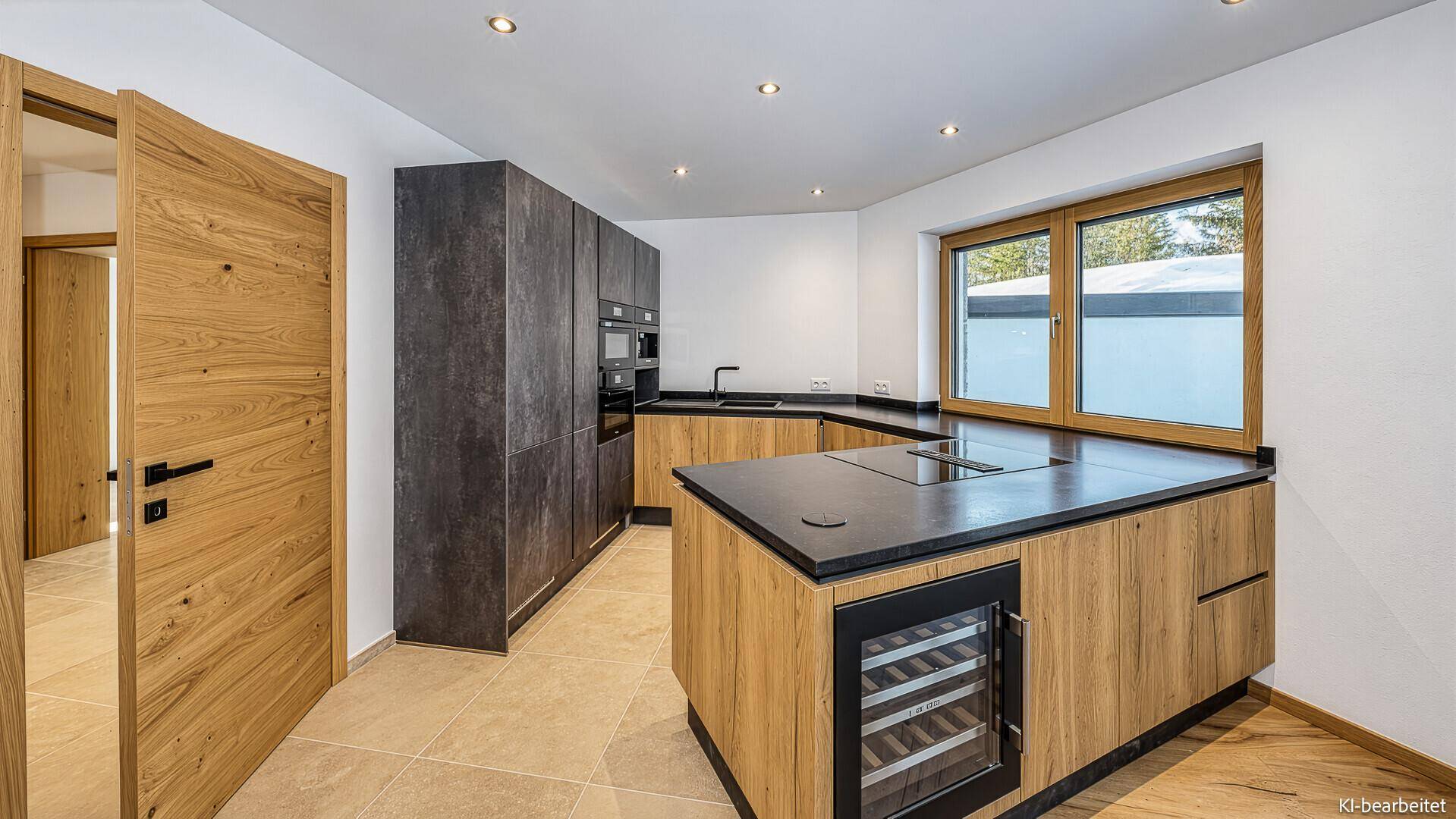 Moderne Einbauküche mit dunklen Fronten, Holzelementen und Fenster.
