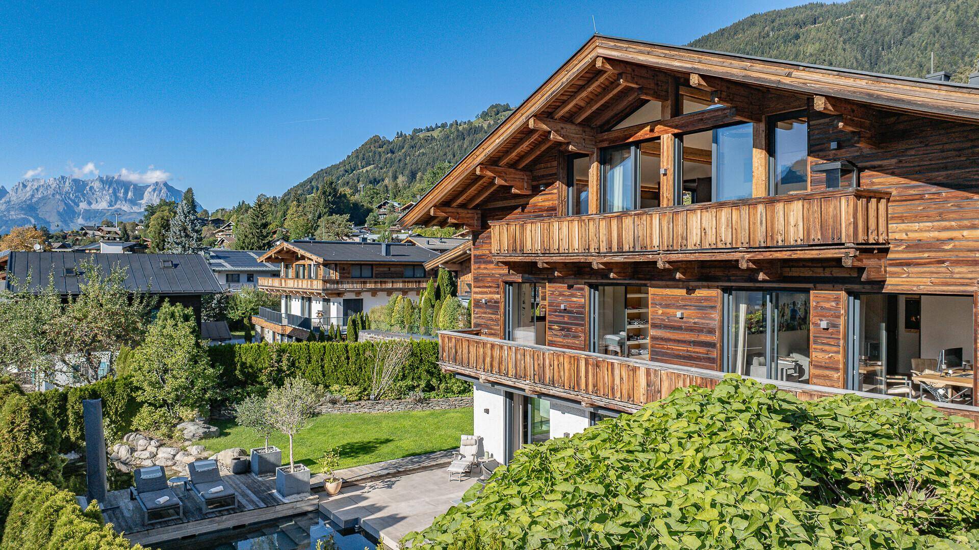 Exklusives Chalet mit Holzbalkonen und weitem Blick auf die umliegende Berglandschaft.