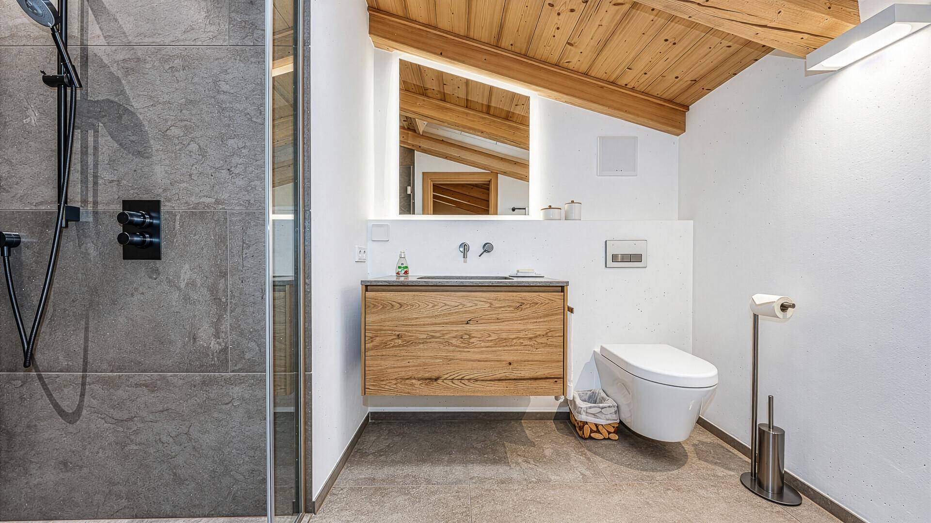 Modernes Badezimmer mit begehbarer Dusche, Wand-WC und Holzwaschtisch.