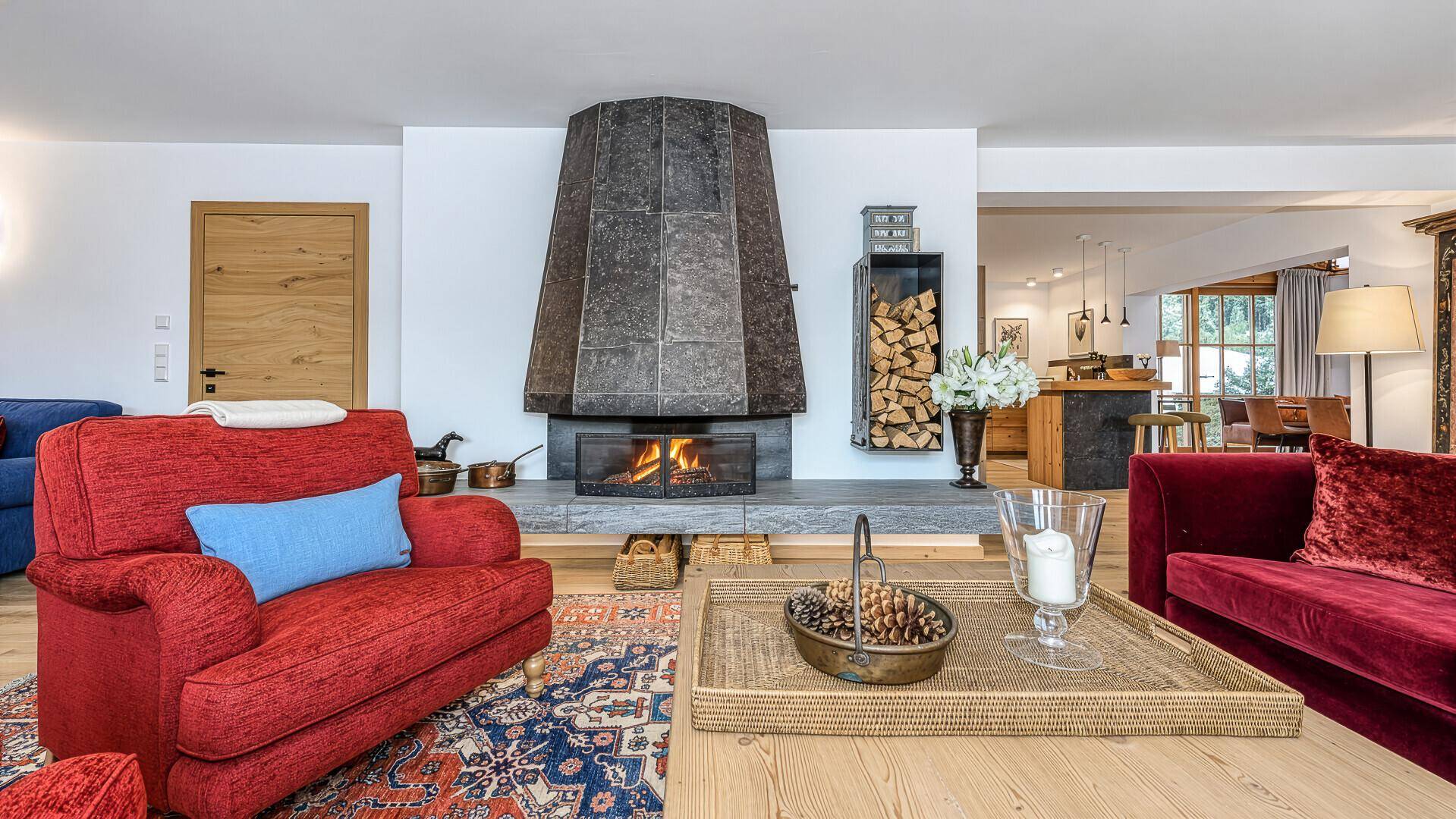 Moderner Kamin als Mittelpunkt des Wohnzimmers mit Holzablage und gemütlicher Atmosphäre.