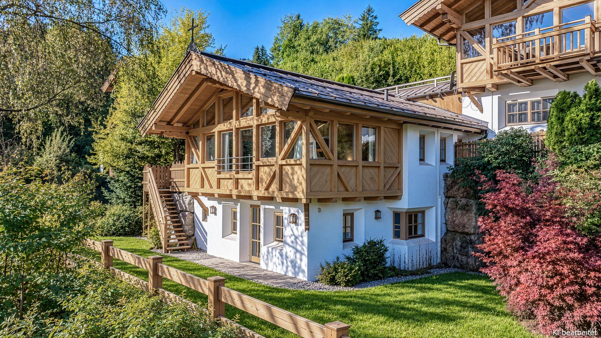 Alpines Chalet mit traditioneller Holzverkleidung und weißem Sockel in sonniger Lage.