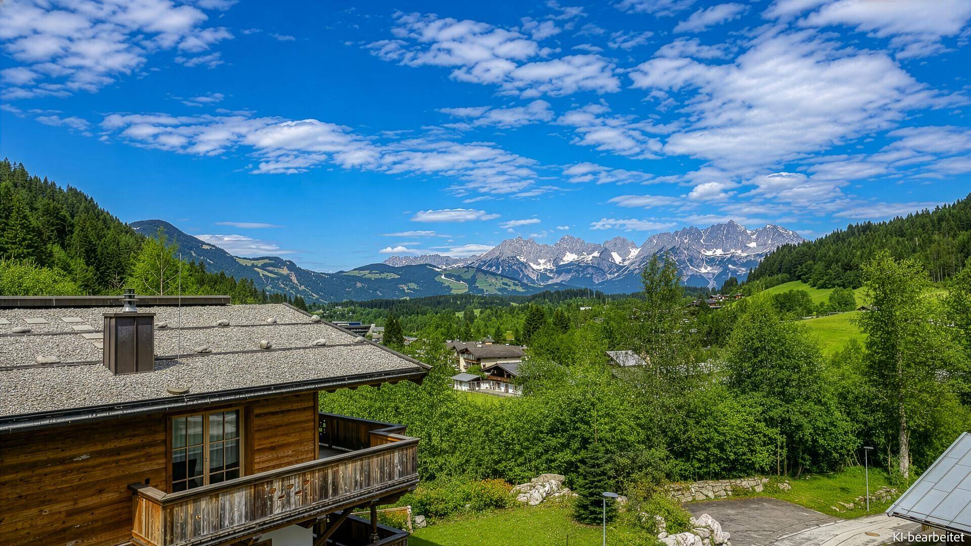 Malerische Berglandschaft mit traditionellen Holzhäusern und üppiger grüner Natur unter blauem Himmel.