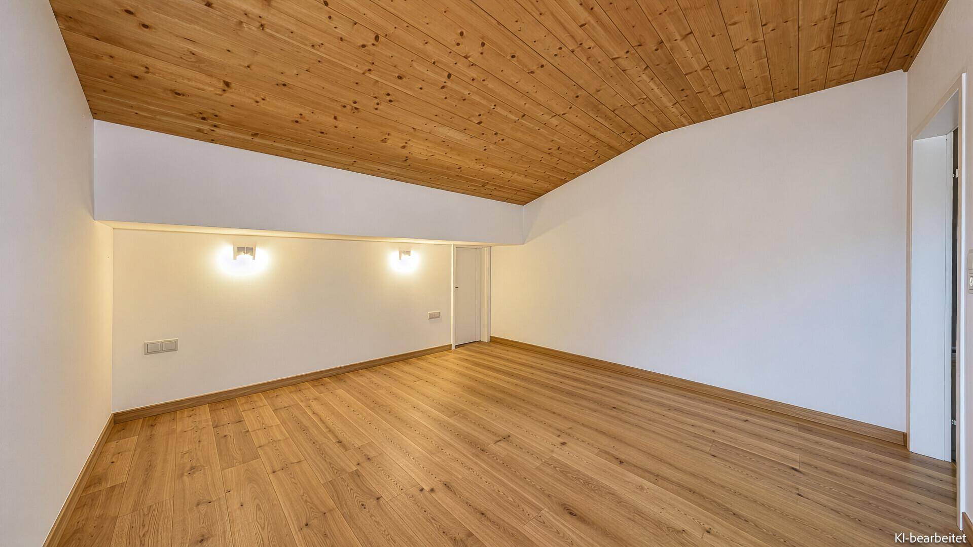 Geräumiges Dachzimmer mit schräger Holzdecke und Parkettboden, ideal als Schlaf- oder Arbeitsbereich.
