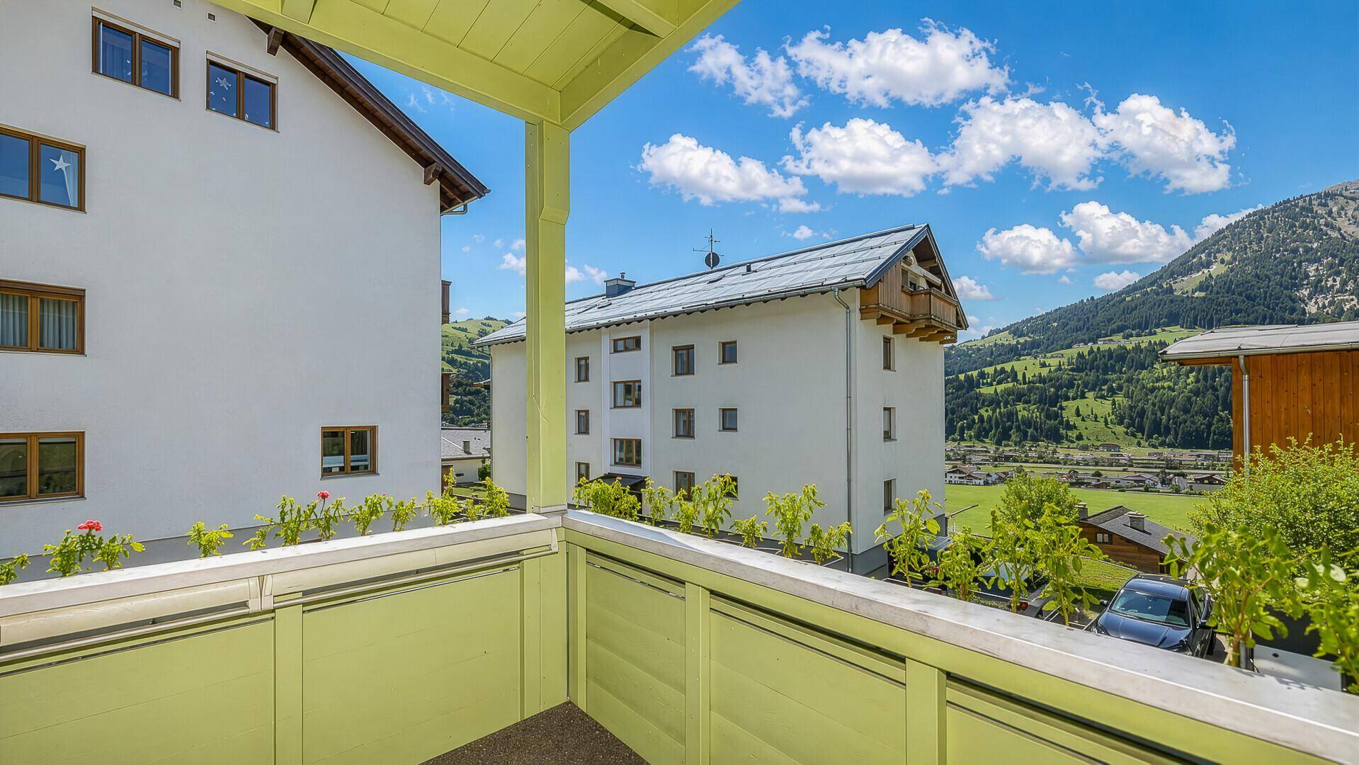 Grüner Balkon mit Bergblick und Aussicht auf die umliegende Landschaft.