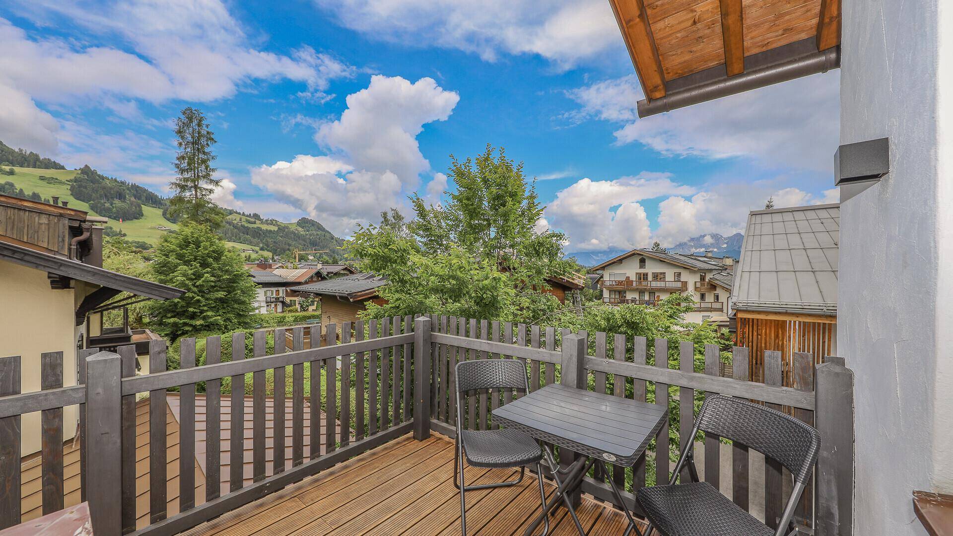 Kleiner Balkon mit Sitzgelegenheiten und Blick auf die umliegende Berglandschaft.