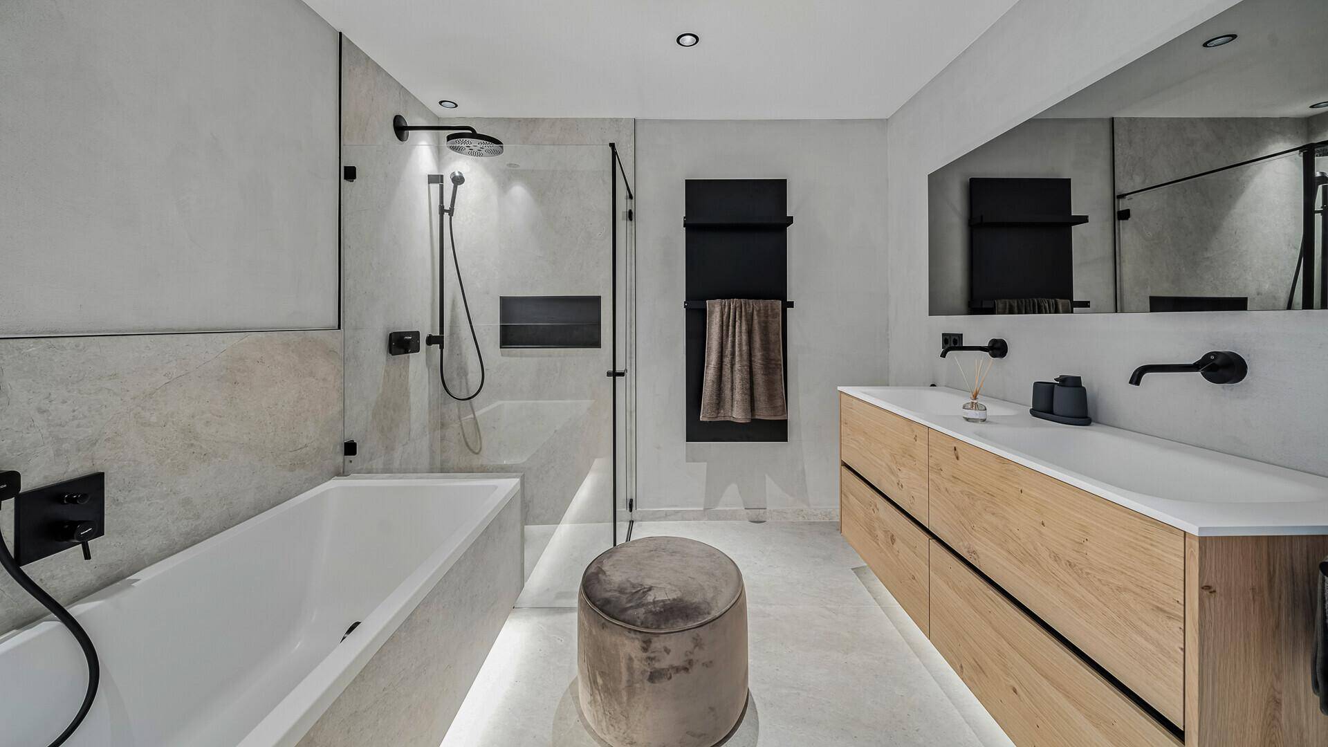 Stilvolles Badezimmer mit Badewanne, begehbarer Dusche und Doppelwaschbecken.