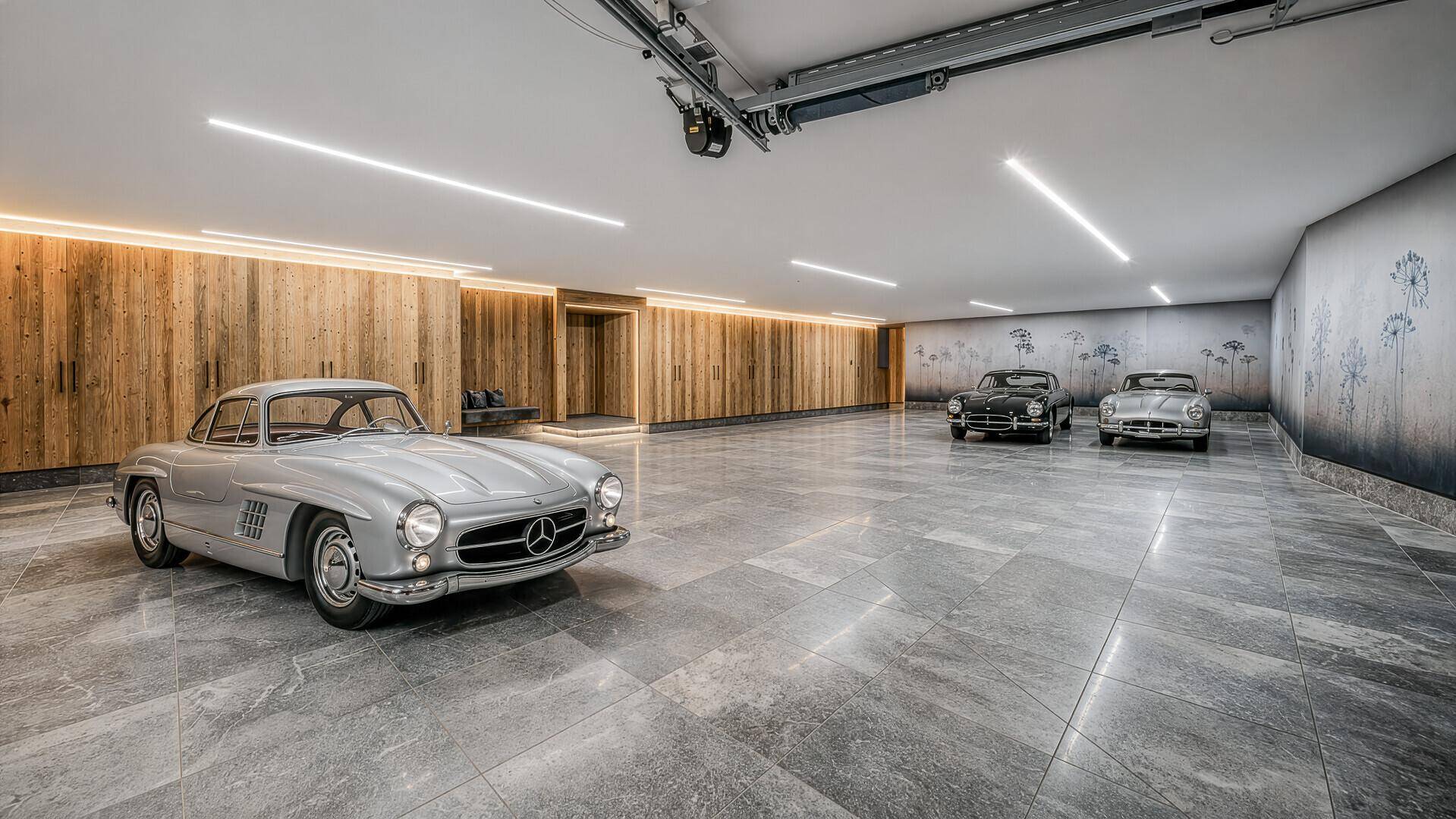 Geräumige Tiefgarage mit Fliesenboden und Holzwänden, ideal für mehrere Fahrzeuge.