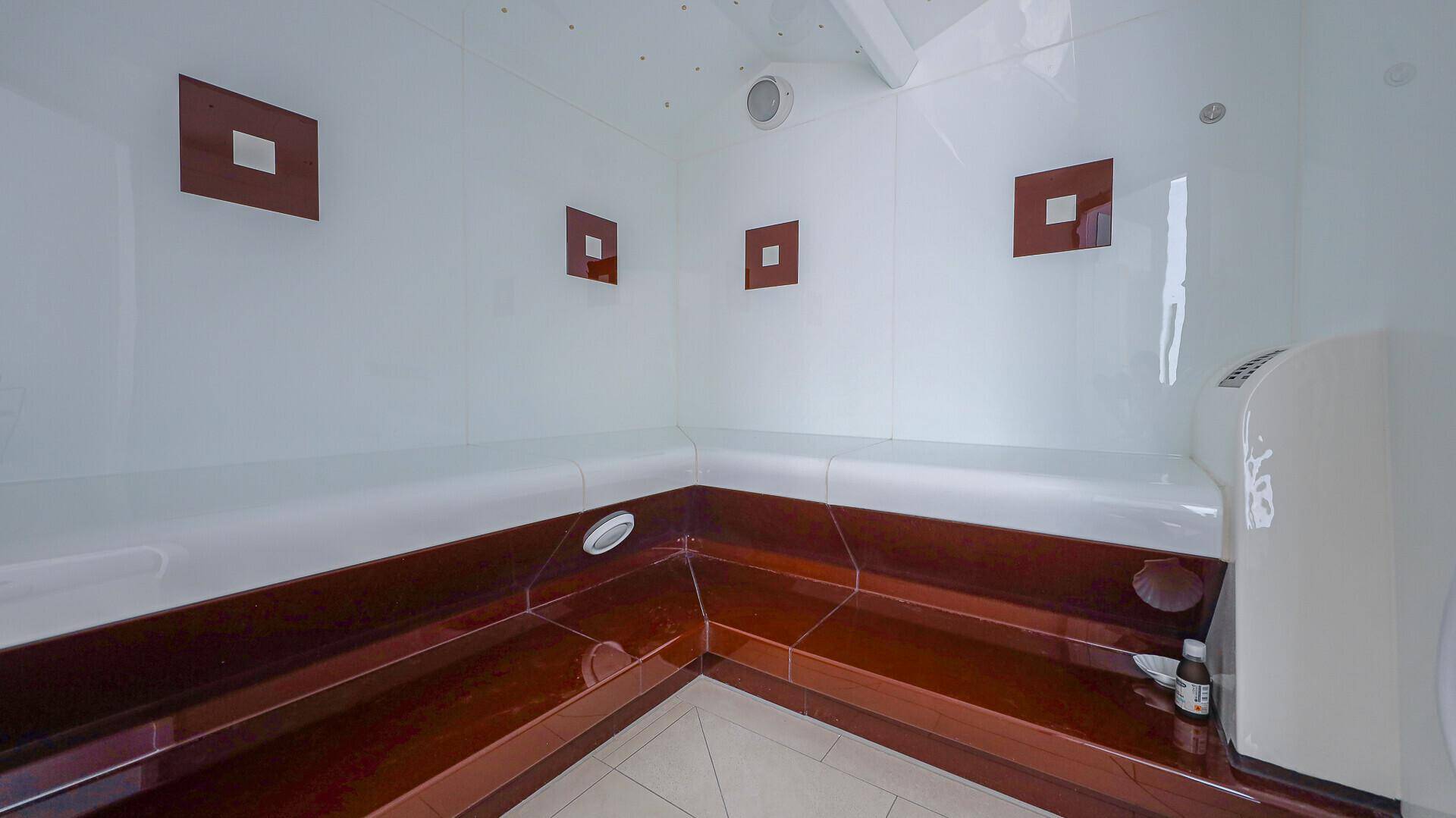 Moderner Dampfbad- oder Saunabereich mit Holzbänken und minimalistischem Design.