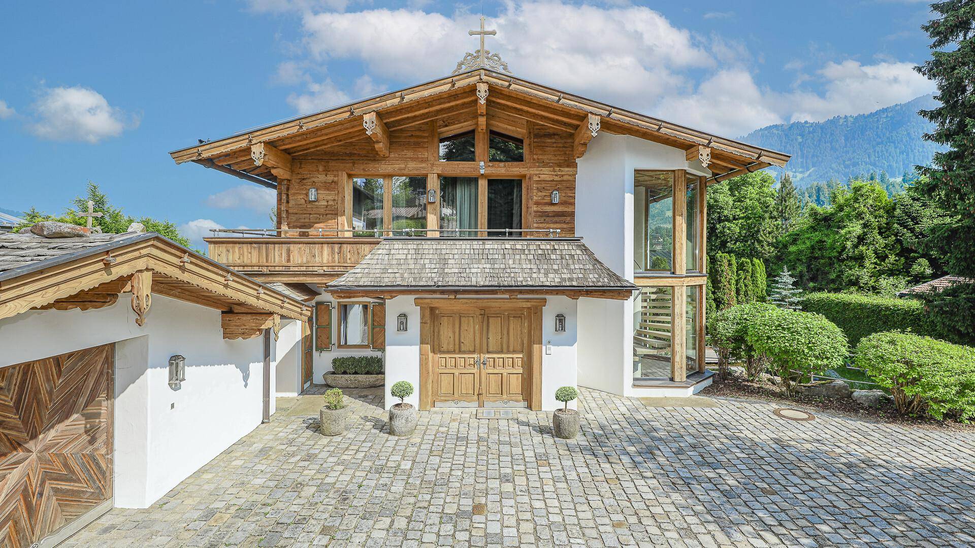 KITZIMMO-Exklusive Luxusvilla mit Freizeitwohnsitz auf der Bichlalm - Immobilien Kitzbühel.