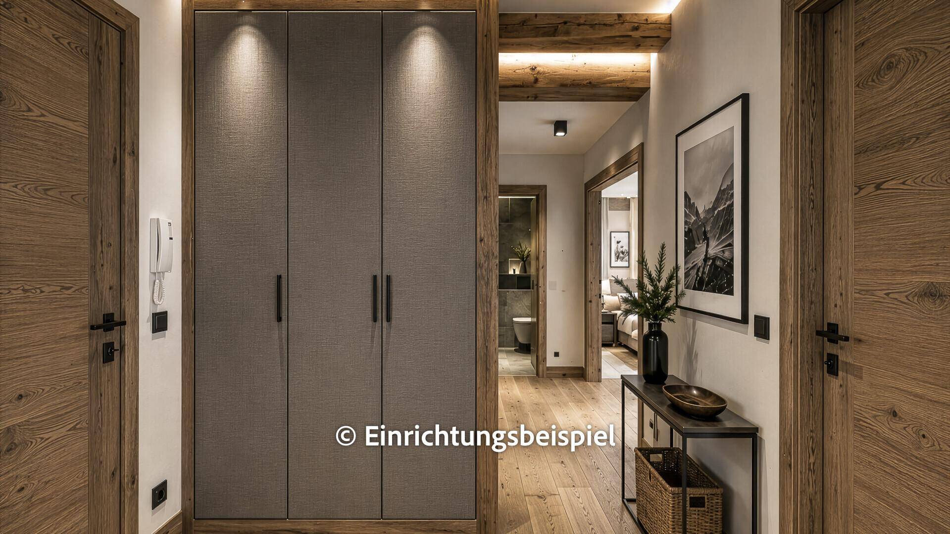 Moderner Flur mit Einbauschränken, Holzboden und Zugang zu weiteren Räumen.
