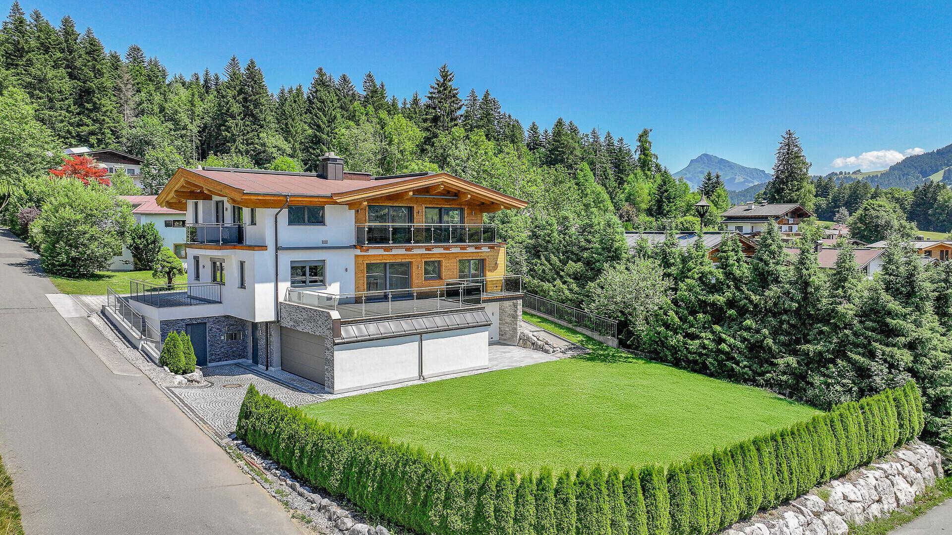 Exklusives Anwesen in den Bergen mit moderner Architektur und großem Garten.