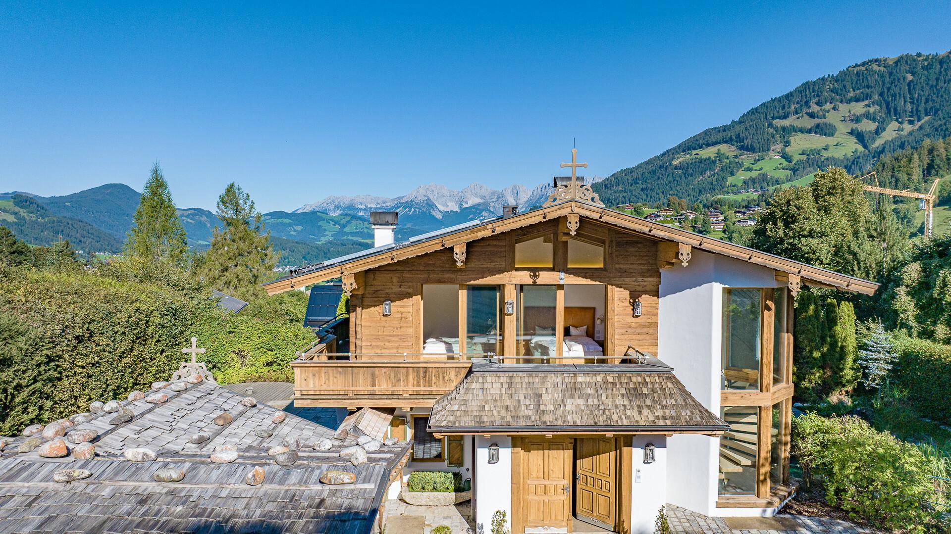 KITZIMMO-Exklusive Luxusvilla mit Freizeitwohnsitz auf der Bichlalm - Immobilien Kitzbühel.