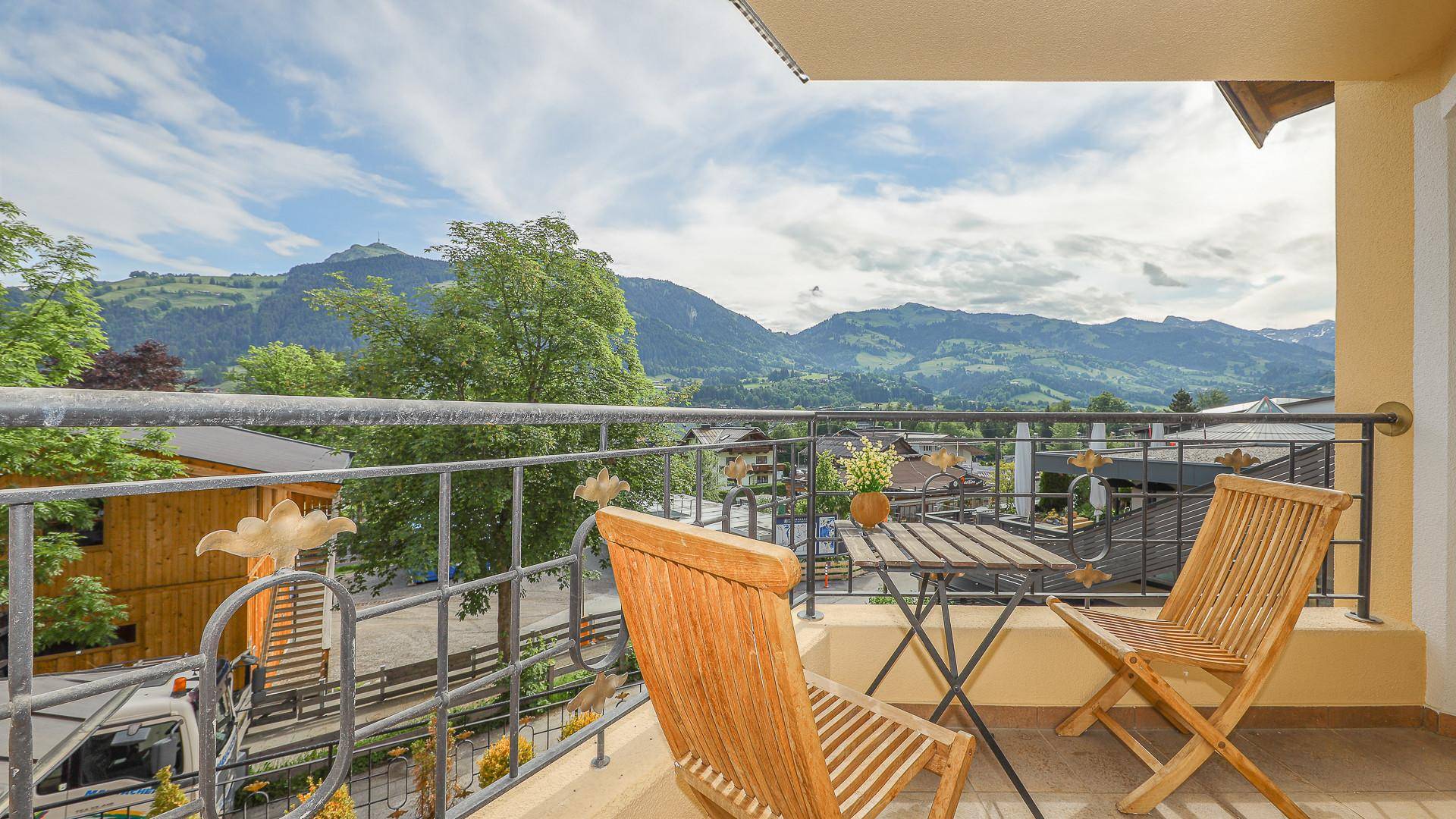 KITZIMMO-Wohnung an der Hahnenkammbahn mit Blick auf die Streif - Immobilien Kitzbühel.