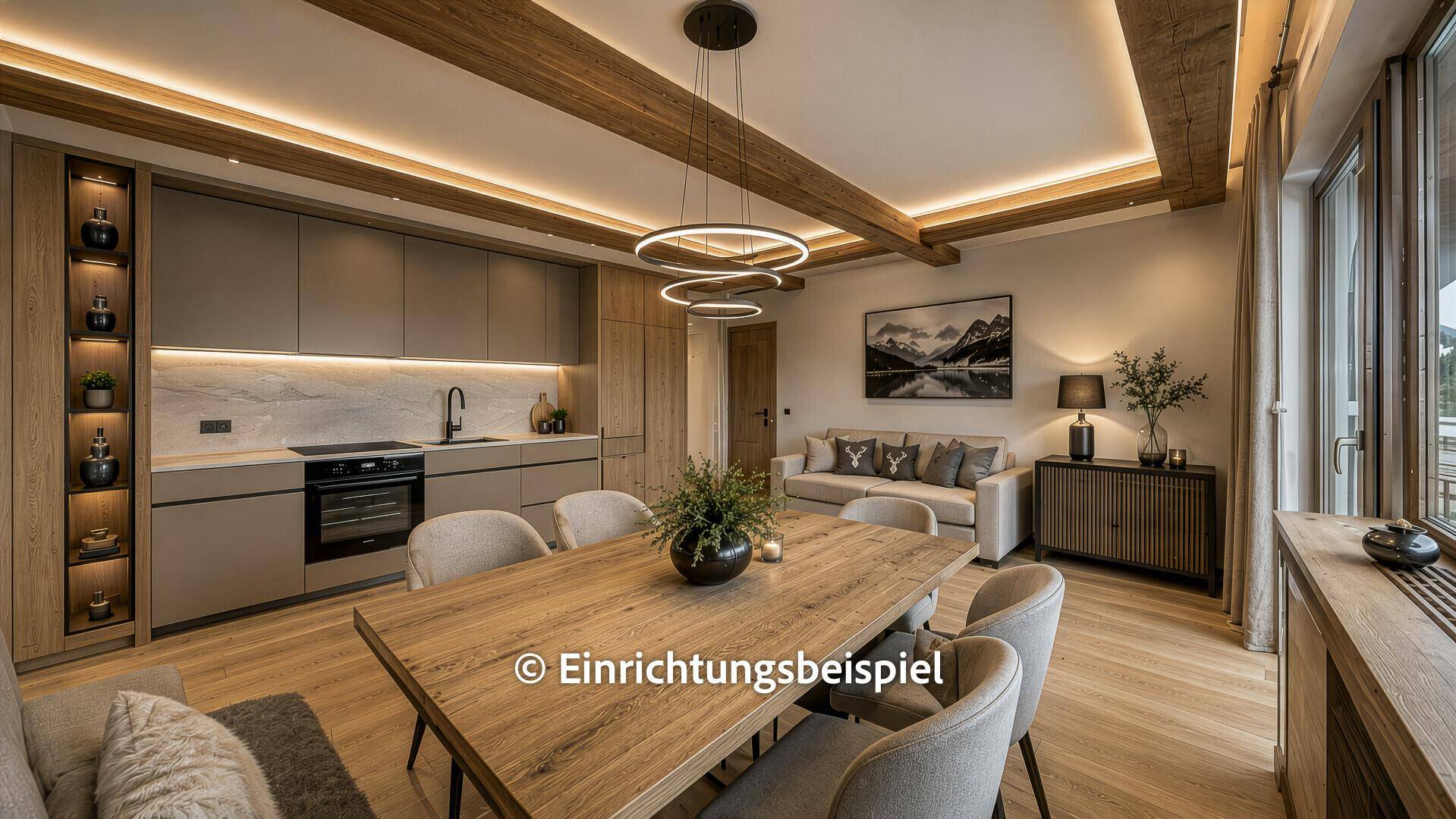Elegantes Wohn-Esszimmer mit integrierter Küche, Holzbalken und moderner Beleuchtung.