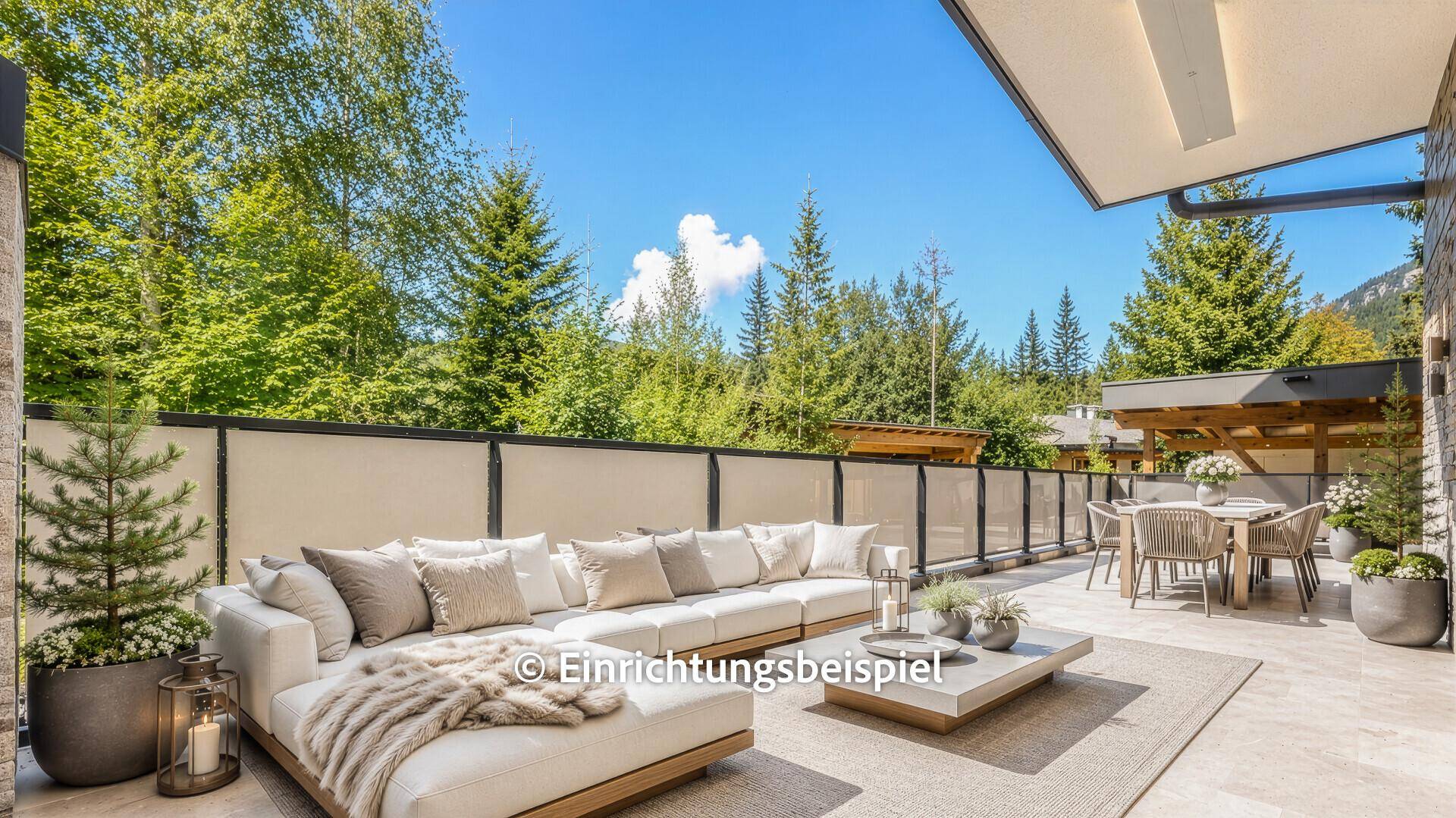 Stilvoll eingerichtete Terrasse mit bequemen Loungemöbeln und Esstisch im Freien.