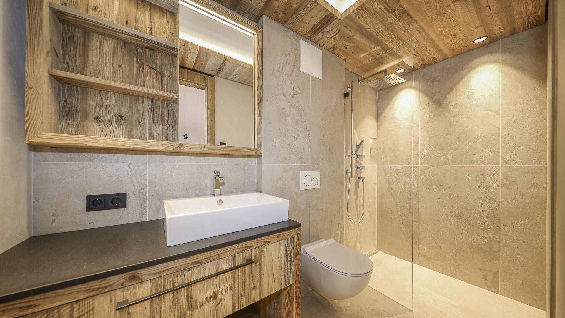 Modernes Badezimmer mit Einzelwaschbecken, Toilette und begehbarer Dusche.