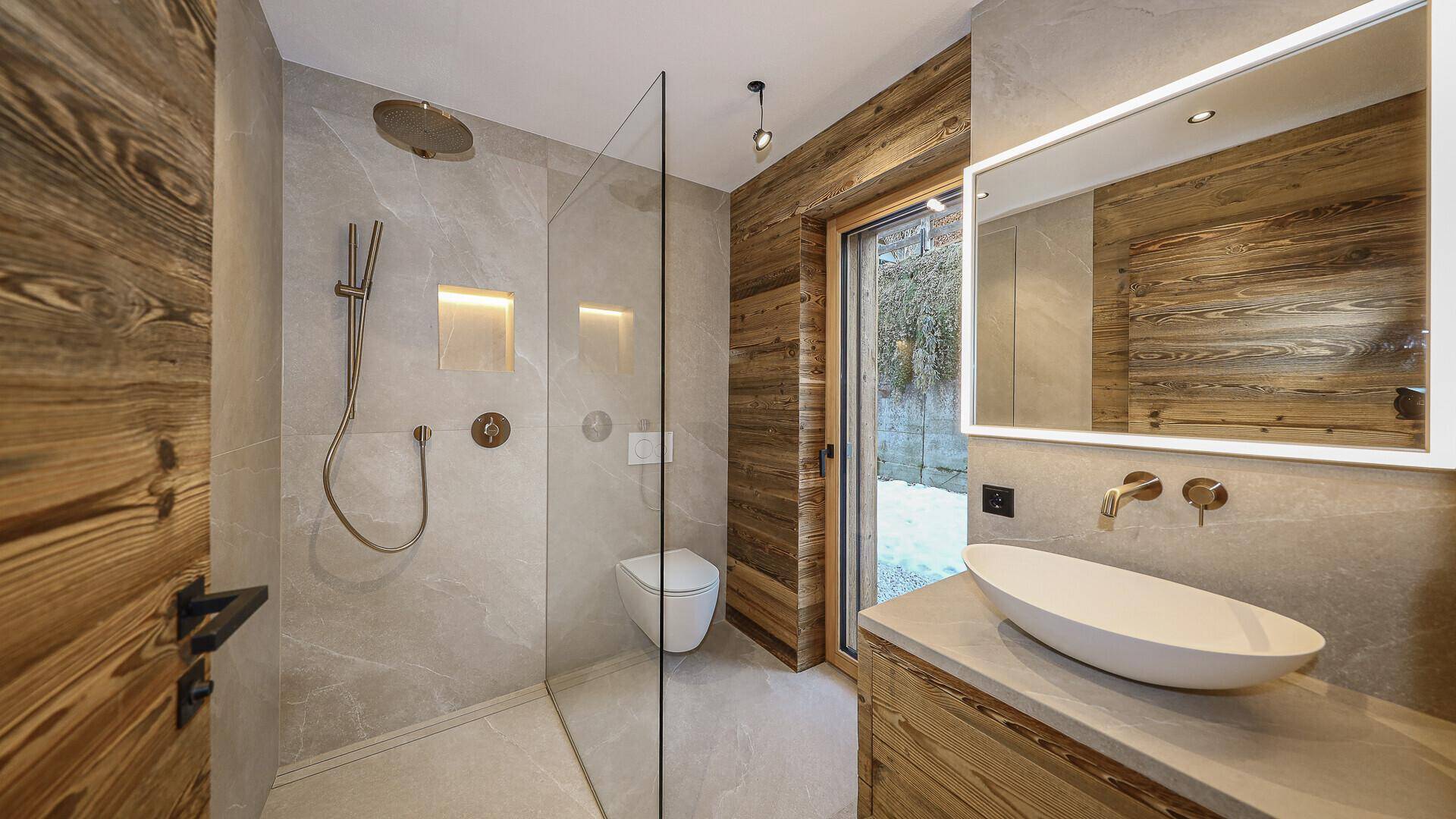 Modernes Badezimmer mit begehbarer Dusche, Waschtisch und Holzakzenten.