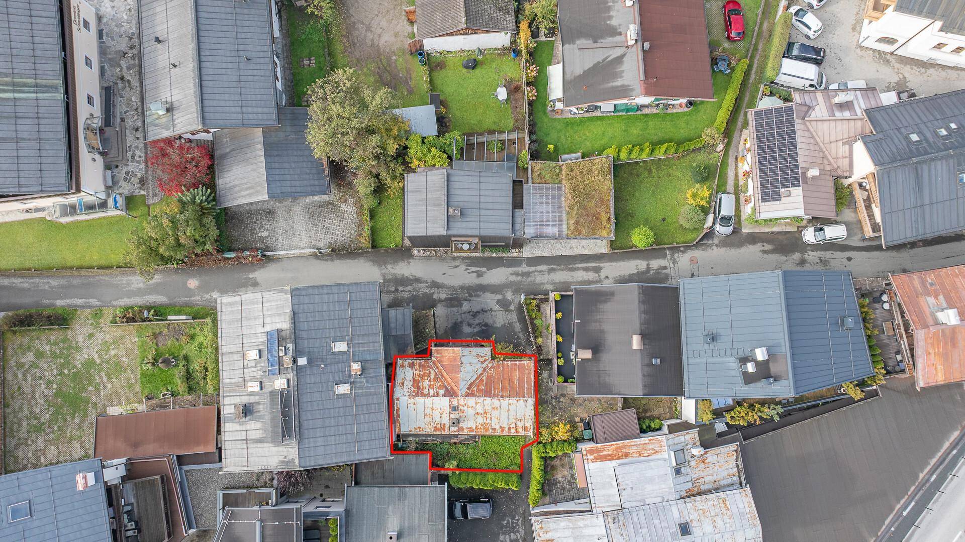 Weitläufige Luftaufnahme des alten Hauses mit roter Umrandung und der gesamten Nachbarschaftsstruktur.