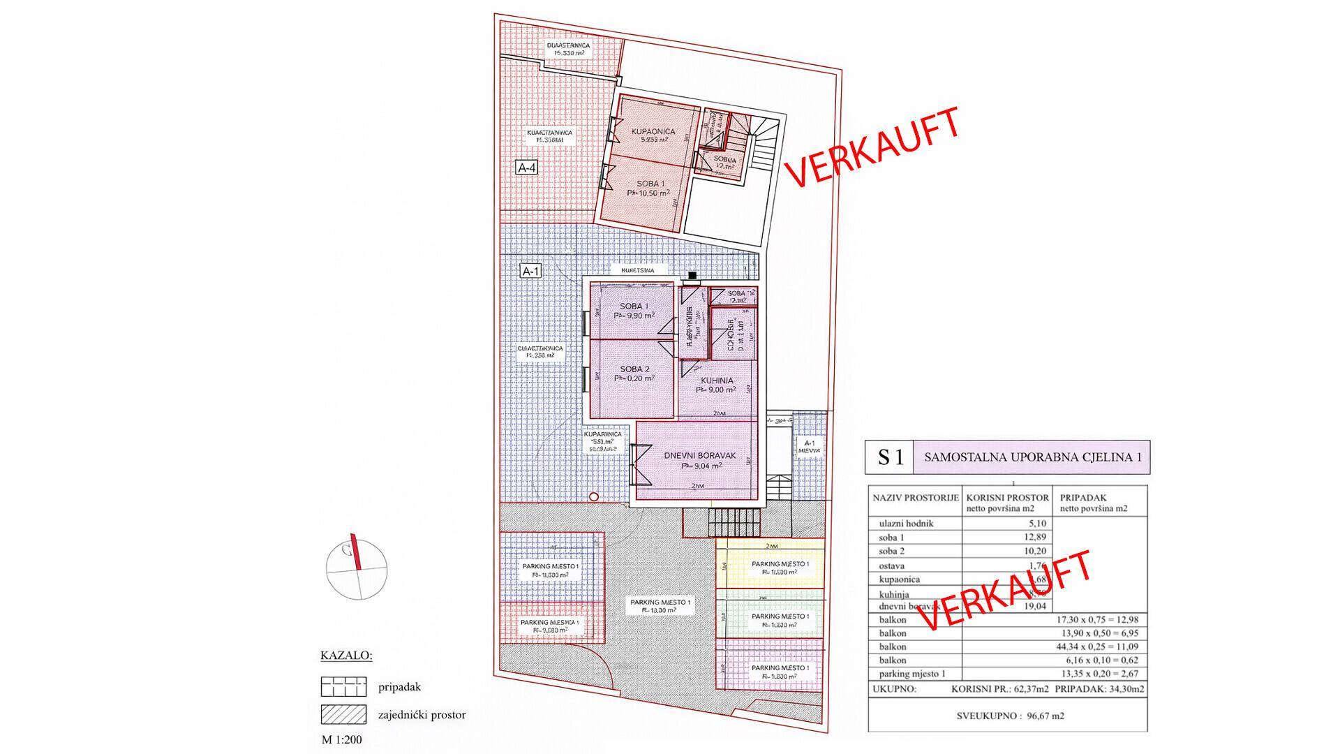 Detaillierter Grundrissplan einer Wohneinheit mit Balkon und Parkplätzen, teilweise verkauft.