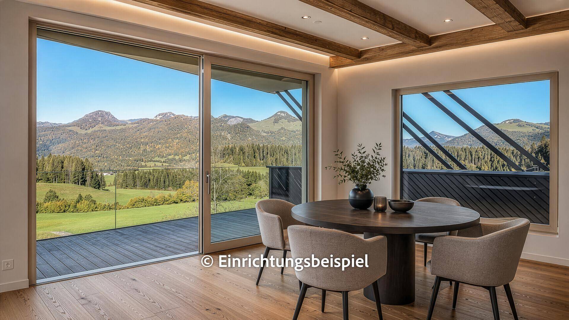 Stilvoller Essbereich mit Holzbalken, großem Esstisch und Panoramafenstern zur Berglandschaft.